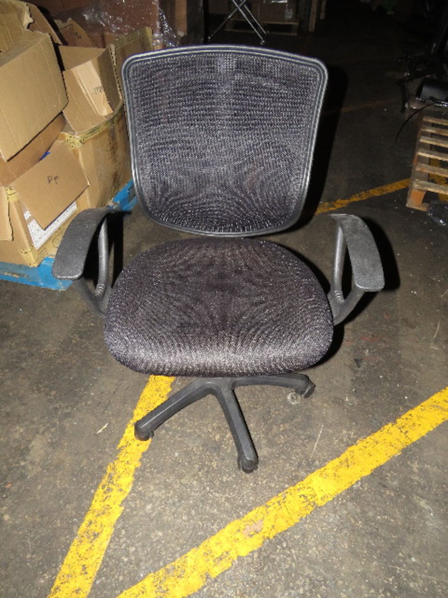 White Computer Desk With Metal Legs & Black Office Chair 120CM X 60CM - Image 2 of 3