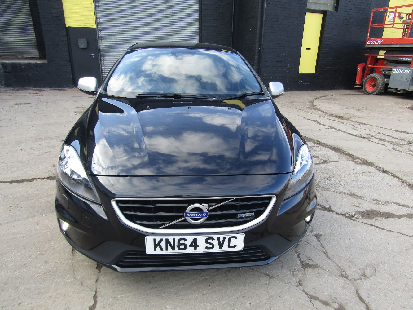 Last Chance Buyers Special 7.5% Commission Volvo V40 R Design.