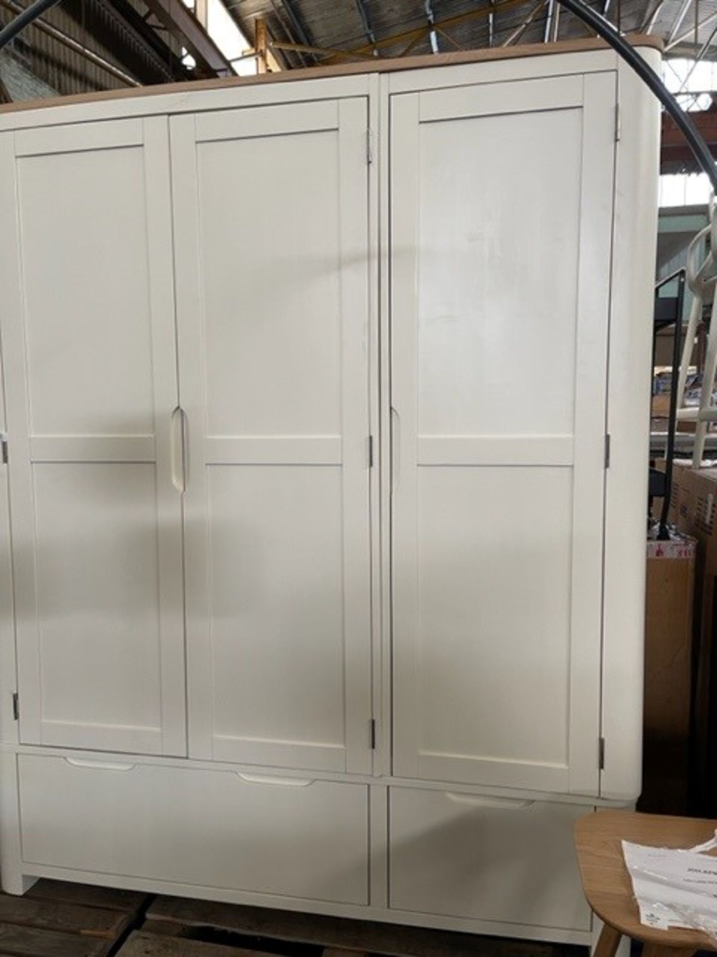 Oak Furnitureland Hove Natural Oak and Painted Triple Wardrobe, Side panel on the inside is - Image 2 of 9