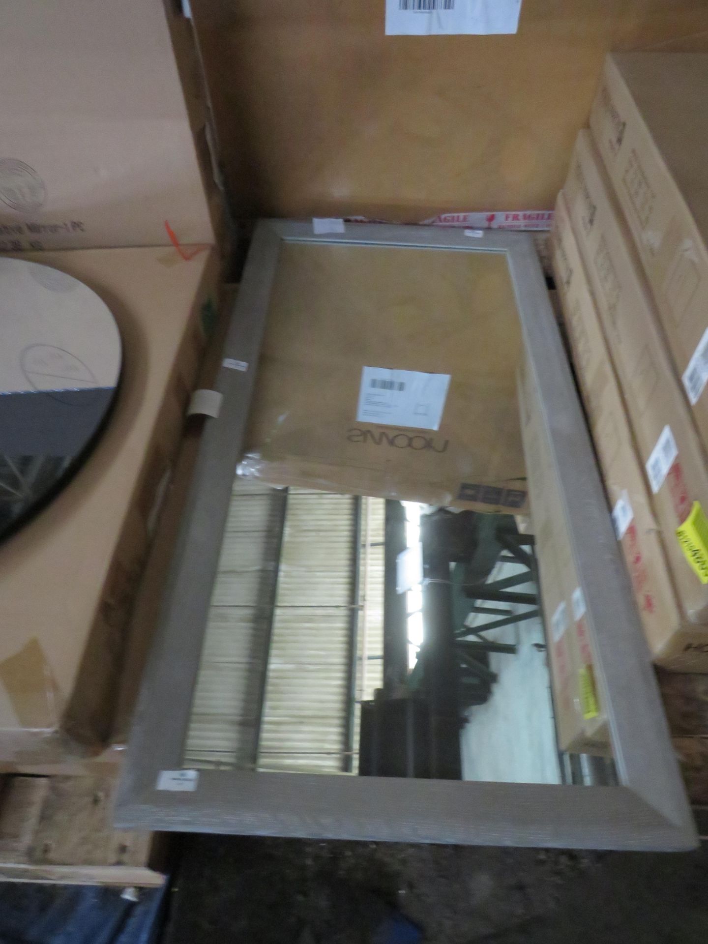 SEI Furniture Decorative Mirror RRP 137.99 This item looks to be in good condition and appears ready