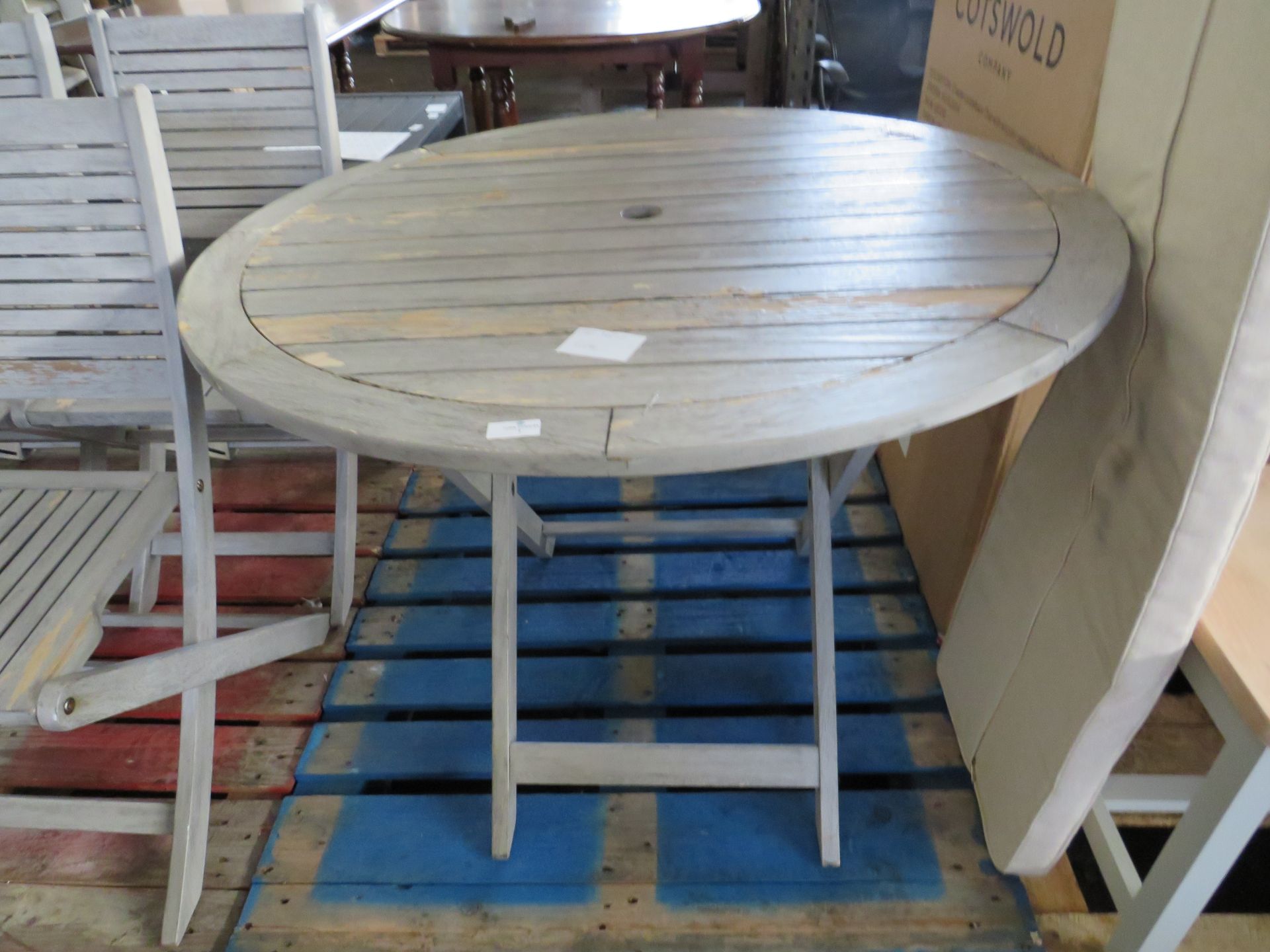 Cotswold Company Baunton Round Folding Table 100cm RRP 195.00 The items in this lot are thought to