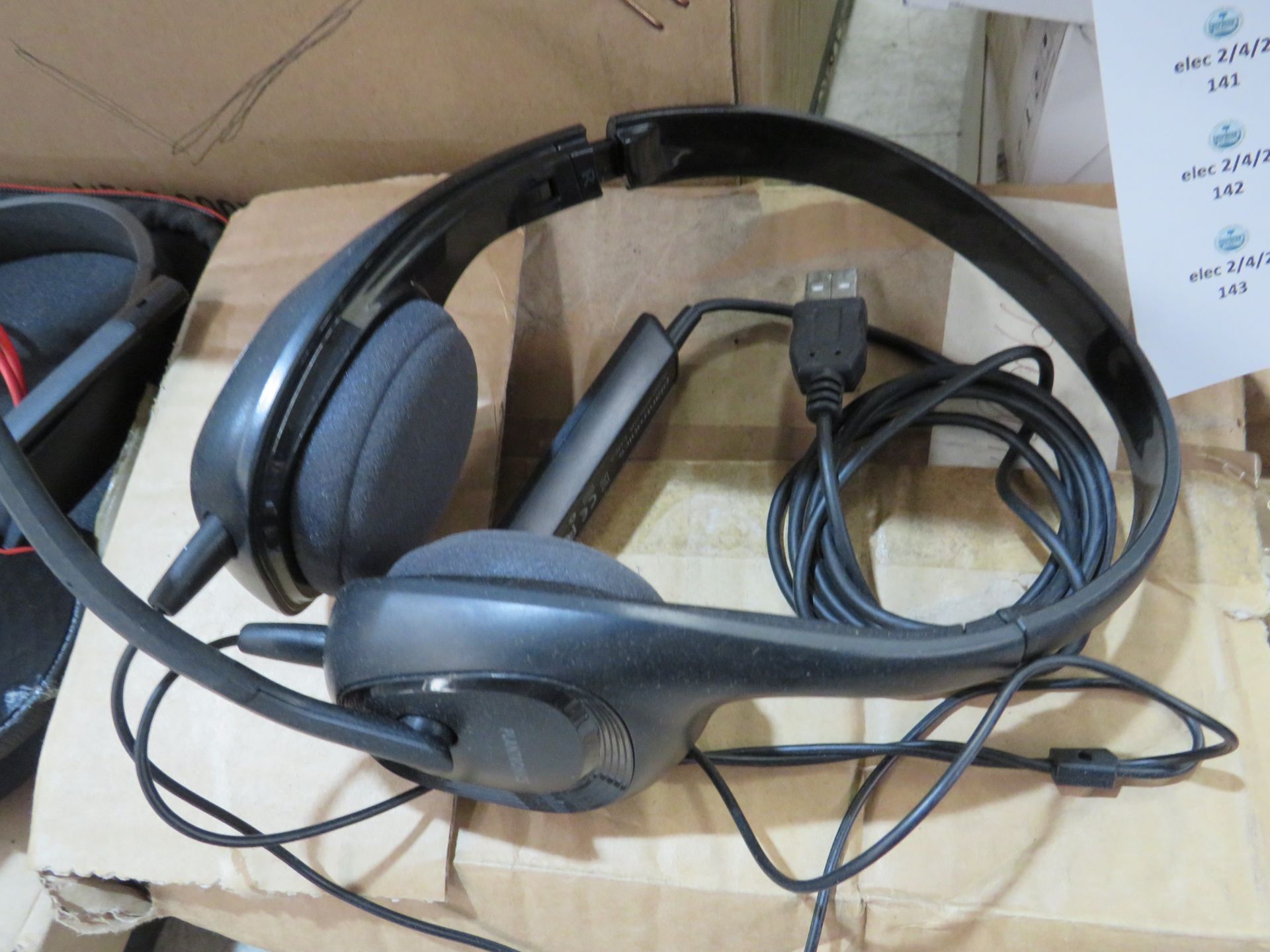 Plantronics wired headset, tested working for sound to the earphones and the microphone.