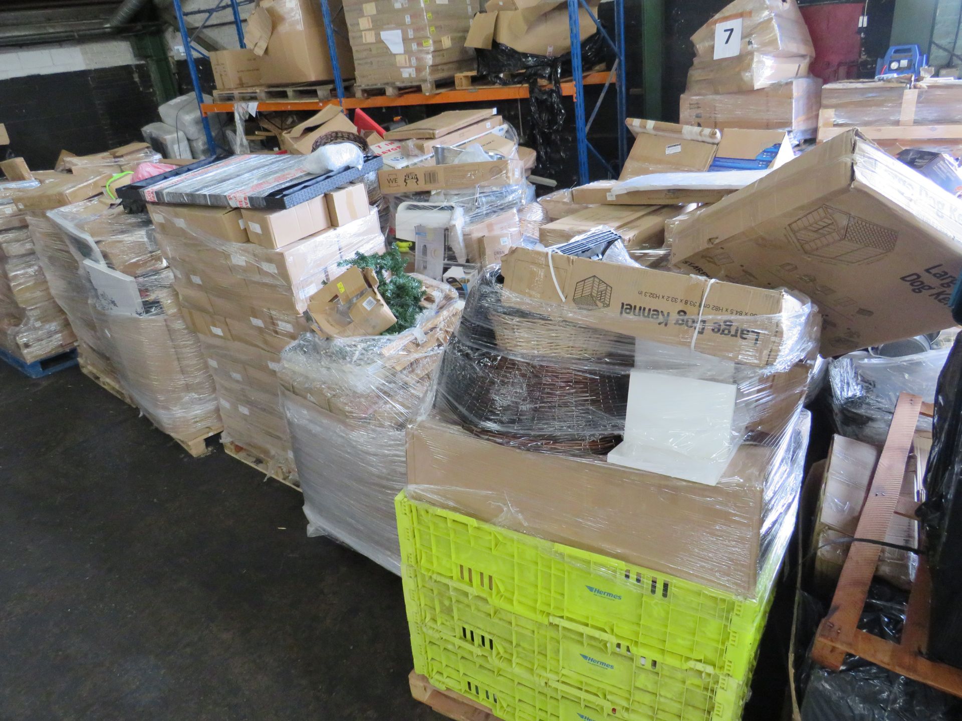 Approx. 24 pallets (1x40ft trailer) of End of line, customer returns and ex sample stock, includes