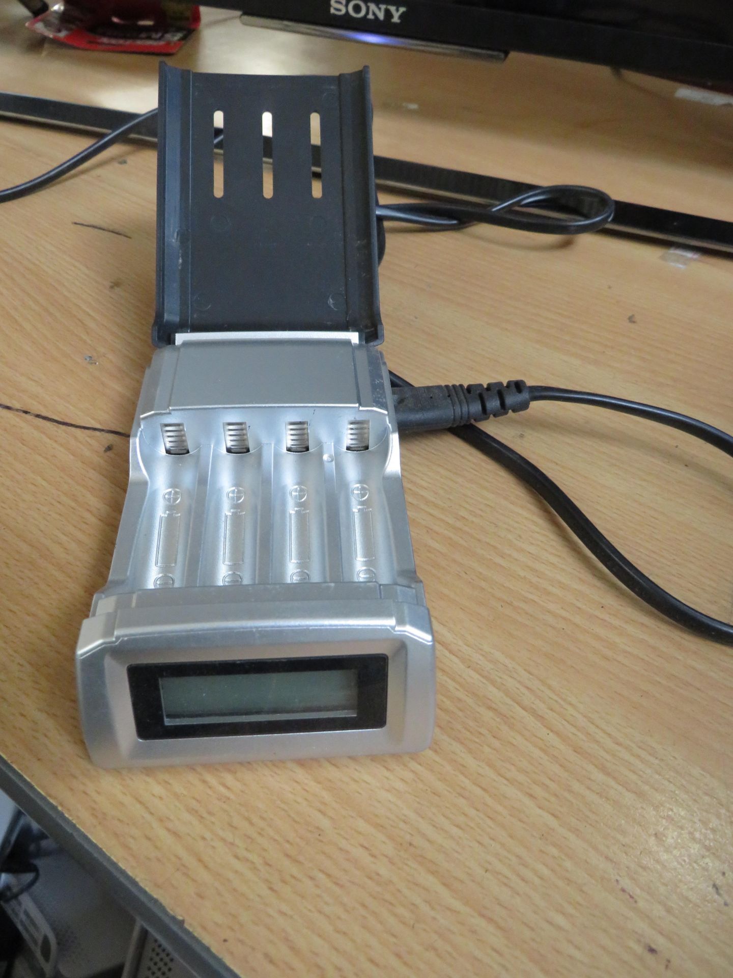 Digital Battery charger for both AAA and AA batteries the ideal Xmas money saver