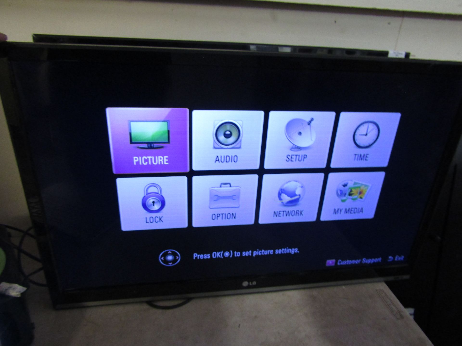 LG 32LS5600 32" TV powers on and displays a picture via HDMI cable, ideal for caravan or Kids