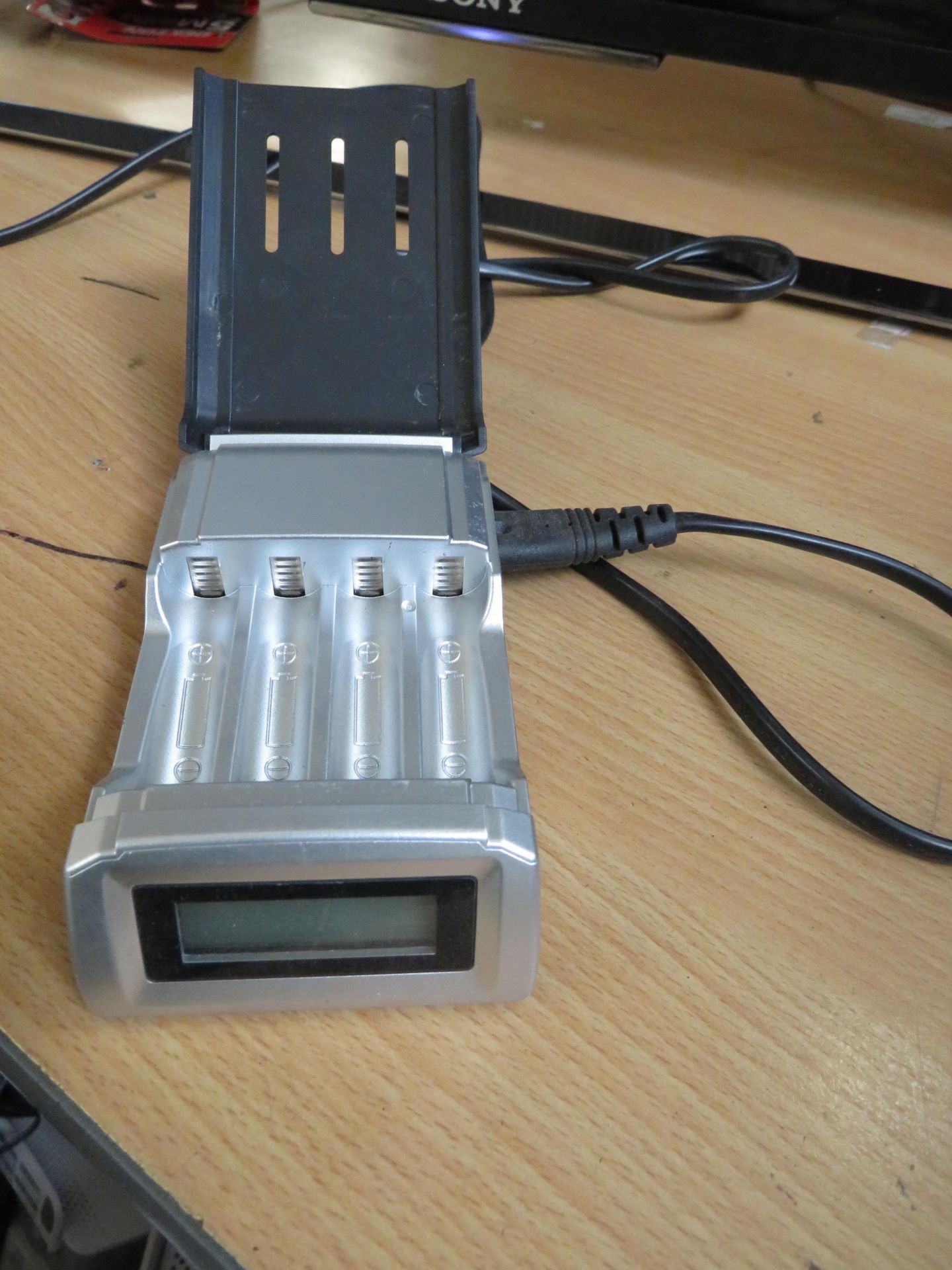 Digital Battery charger for both AAA and AA batteries the ideal Xmas money saver