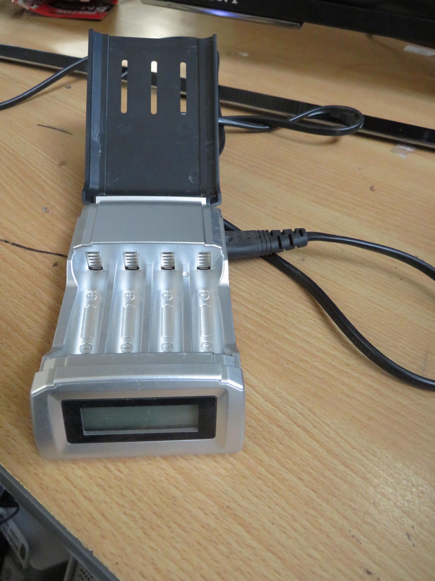 Digital Battery charger for both AAA and AA batteries the ideal Xmas money saver