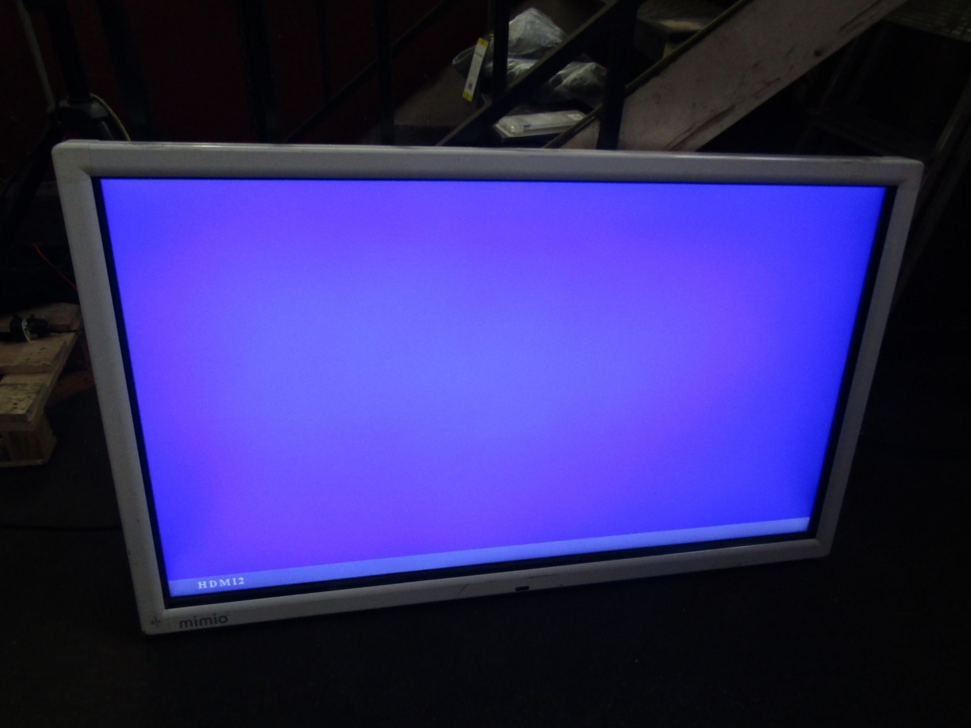 Mimio GT55S06 interactive screens, powers on and displays a picture requiring input connection