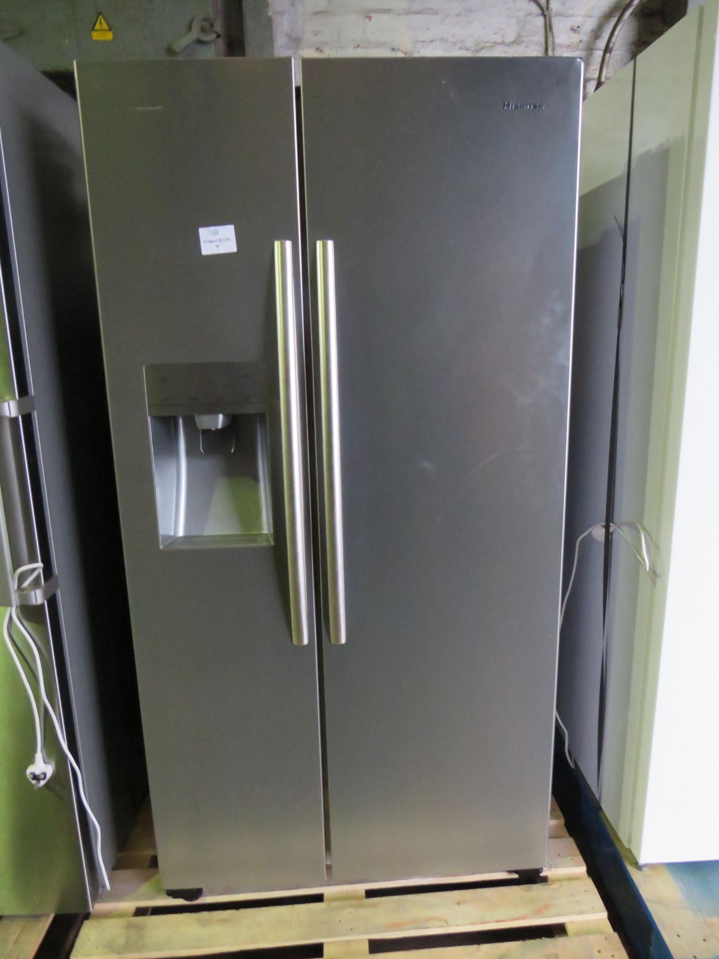 Hisense RS696N4II1 American Fridge Freezer - Has a few dents on the front Tested Working