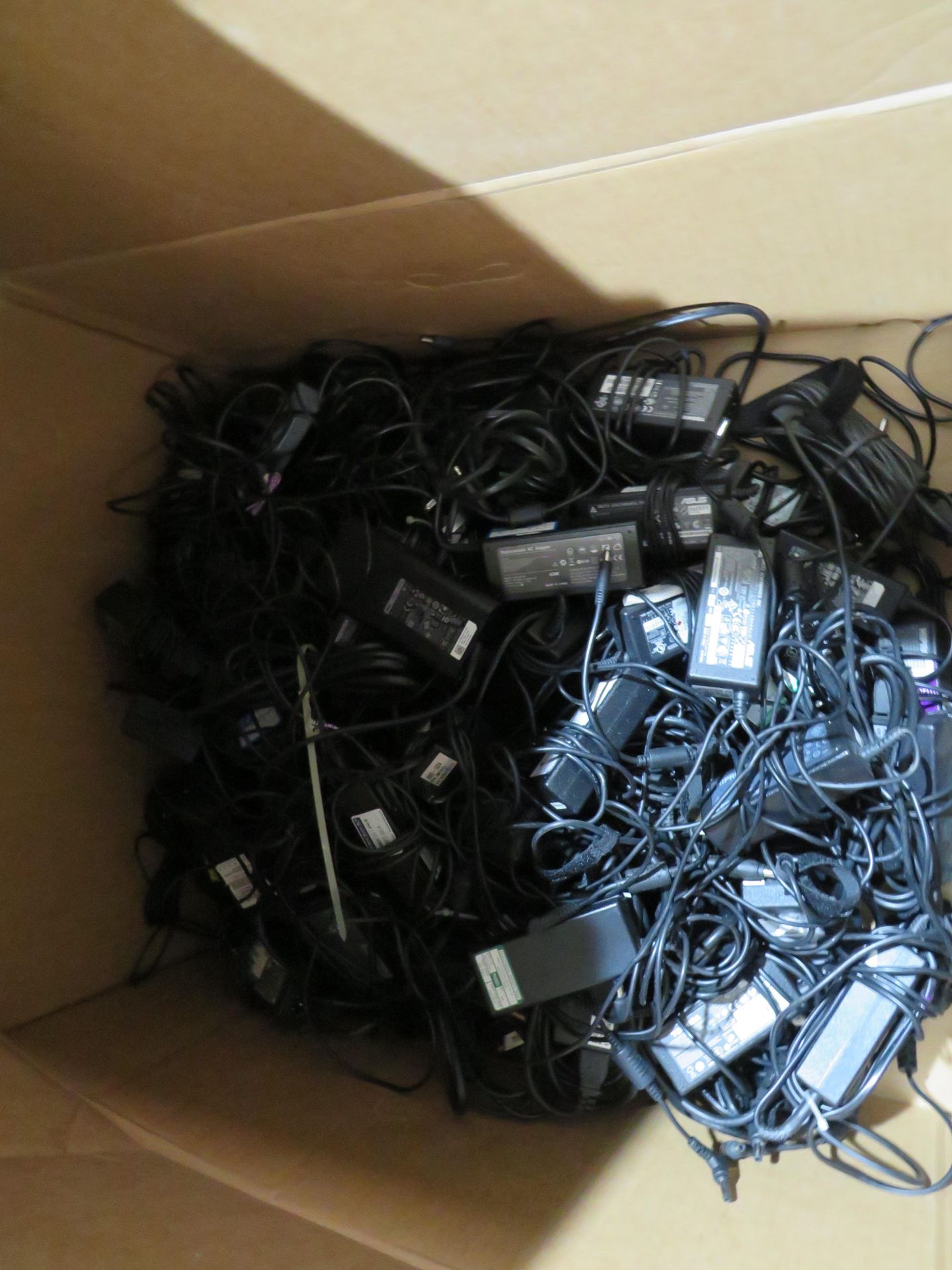 Box of approx 40x HP docking stations, all unchecked