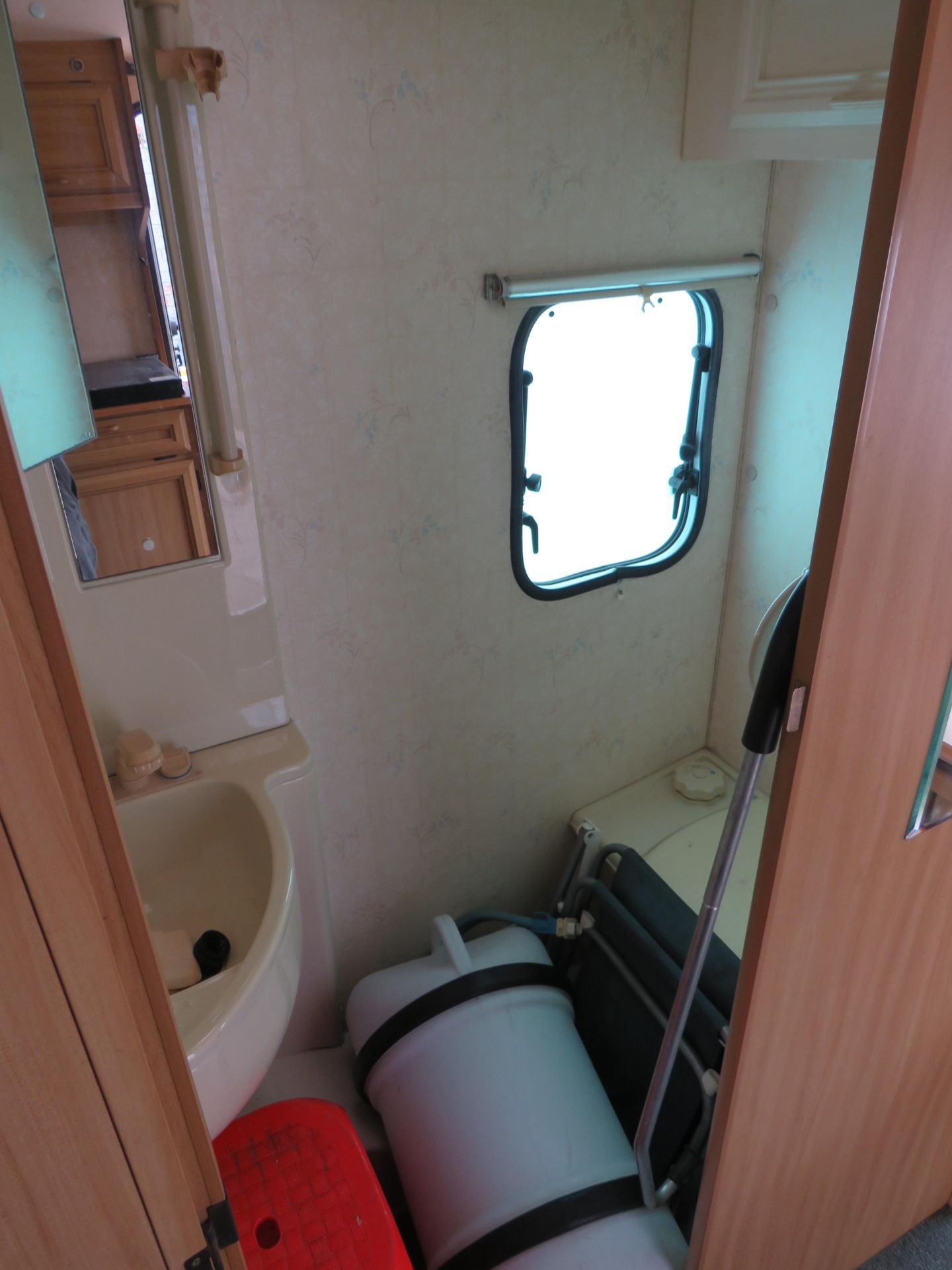 Eldis Pamperos XL 4 berth Caravan with self mover and Awning, the seller has informed us that the - Image 13 of 19