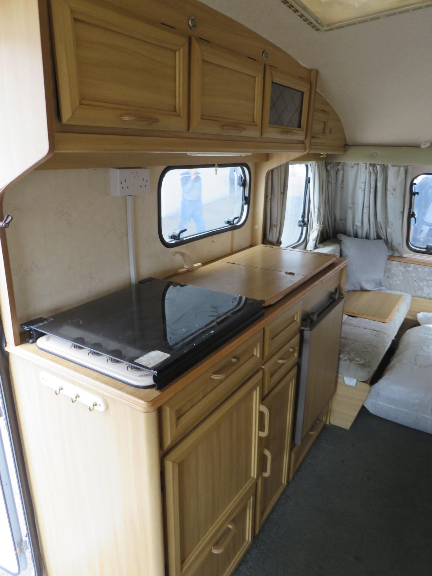 Eldis Pamperos XL 4 berth Caravan with self mover and Awning, the seller has informed us that the - Image 10 of 19