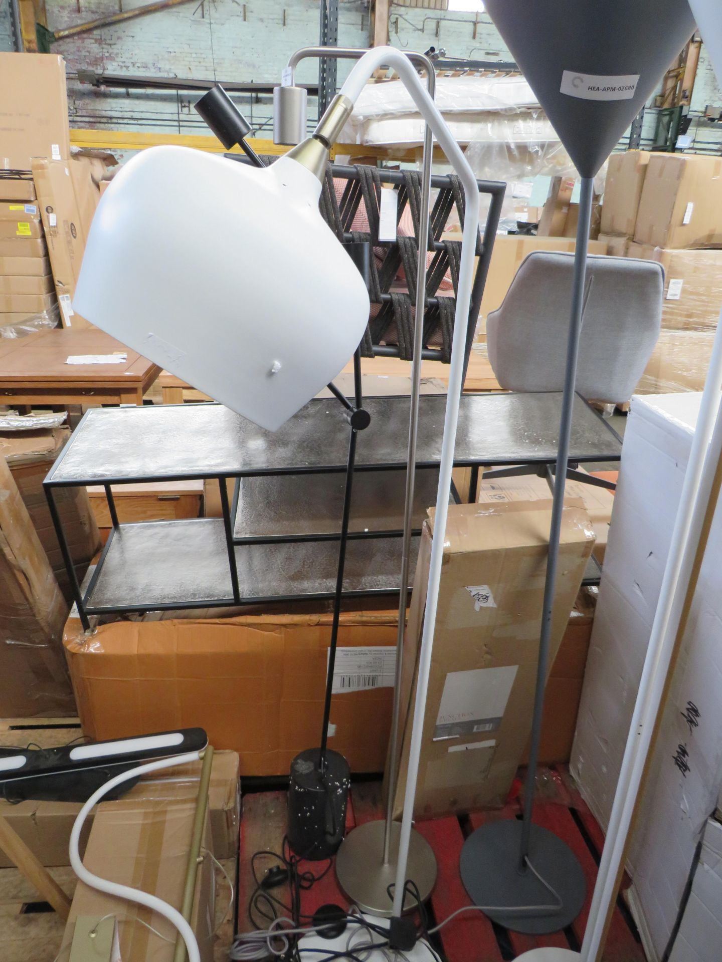 Heals Cohen Floor Lamp in White RRP 289.00 The Cohen floor lamp is the ideal reading light for any - Image 2 of 2