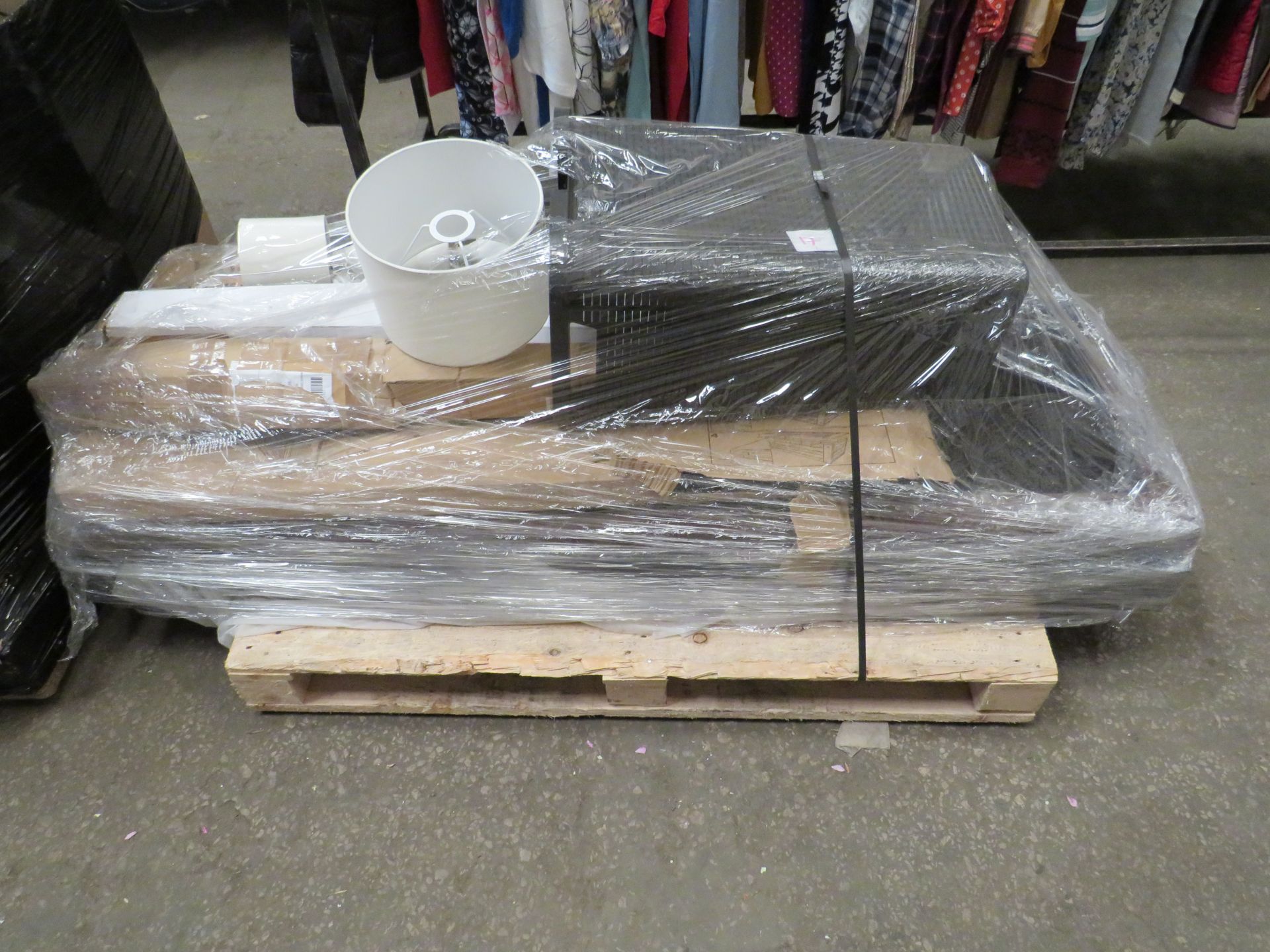 Pallet of Unmanifested Customer Returns Containing Approx 6 Items - Items In This Lot May Be