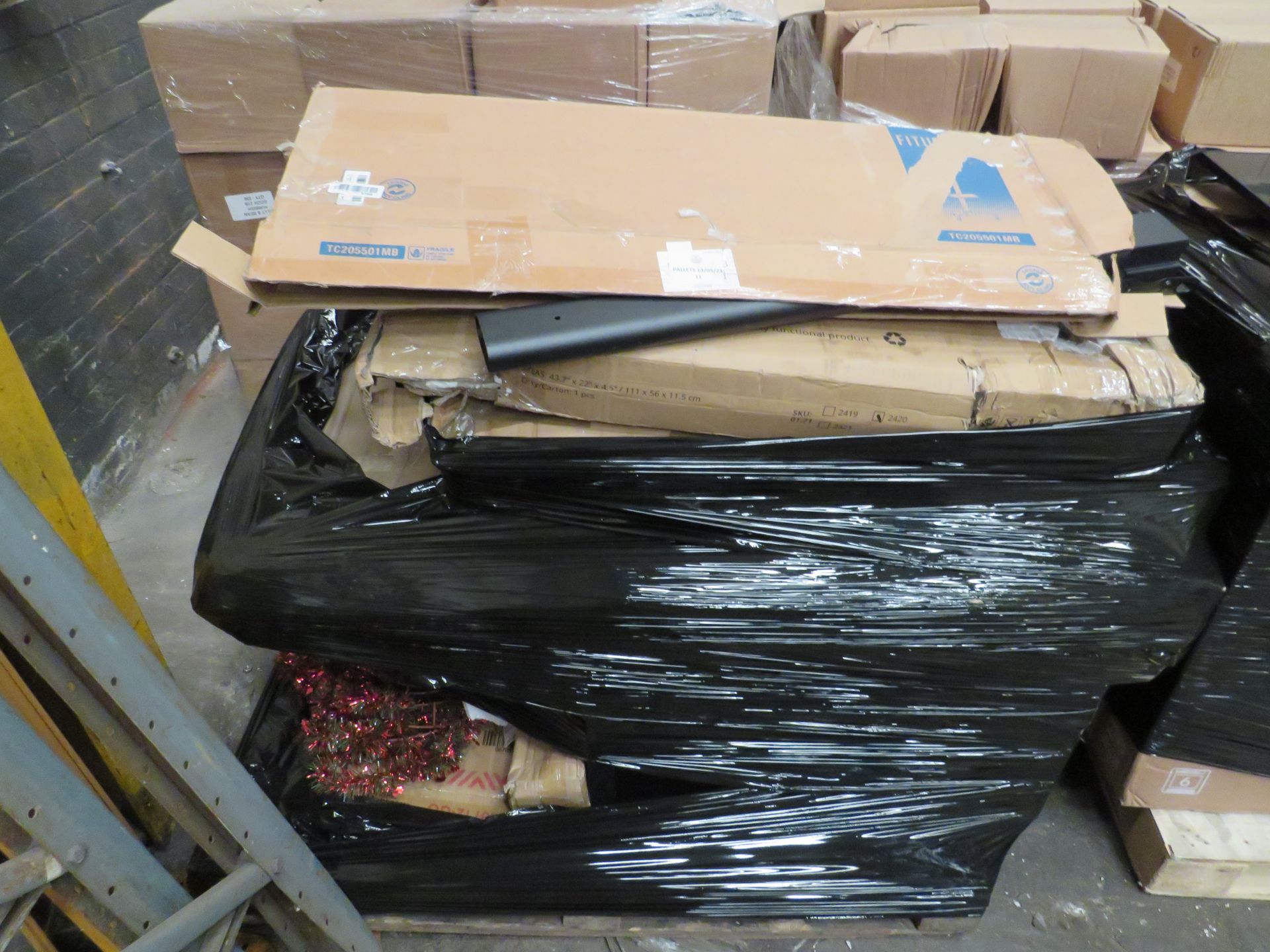 Pallet of Unmanifested Customer Returns From B&Q - - Items In This Lot May Be Damaged, Loose From