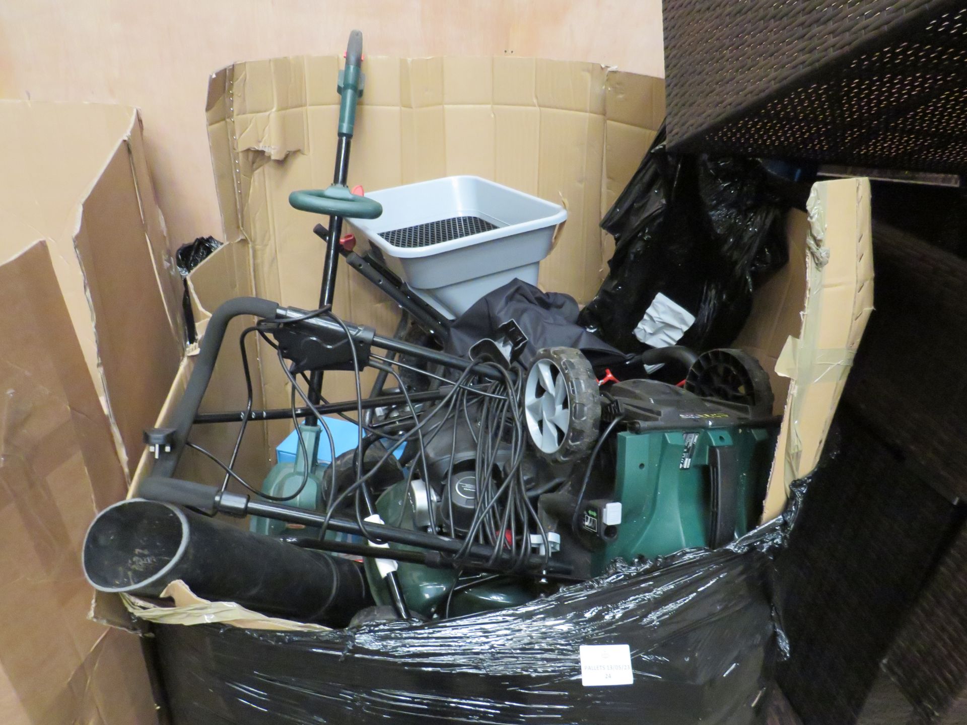 Pallet of Unmanifested Customer Returns From B&Q - - Items In This Lot May Be Damaged, Loose From