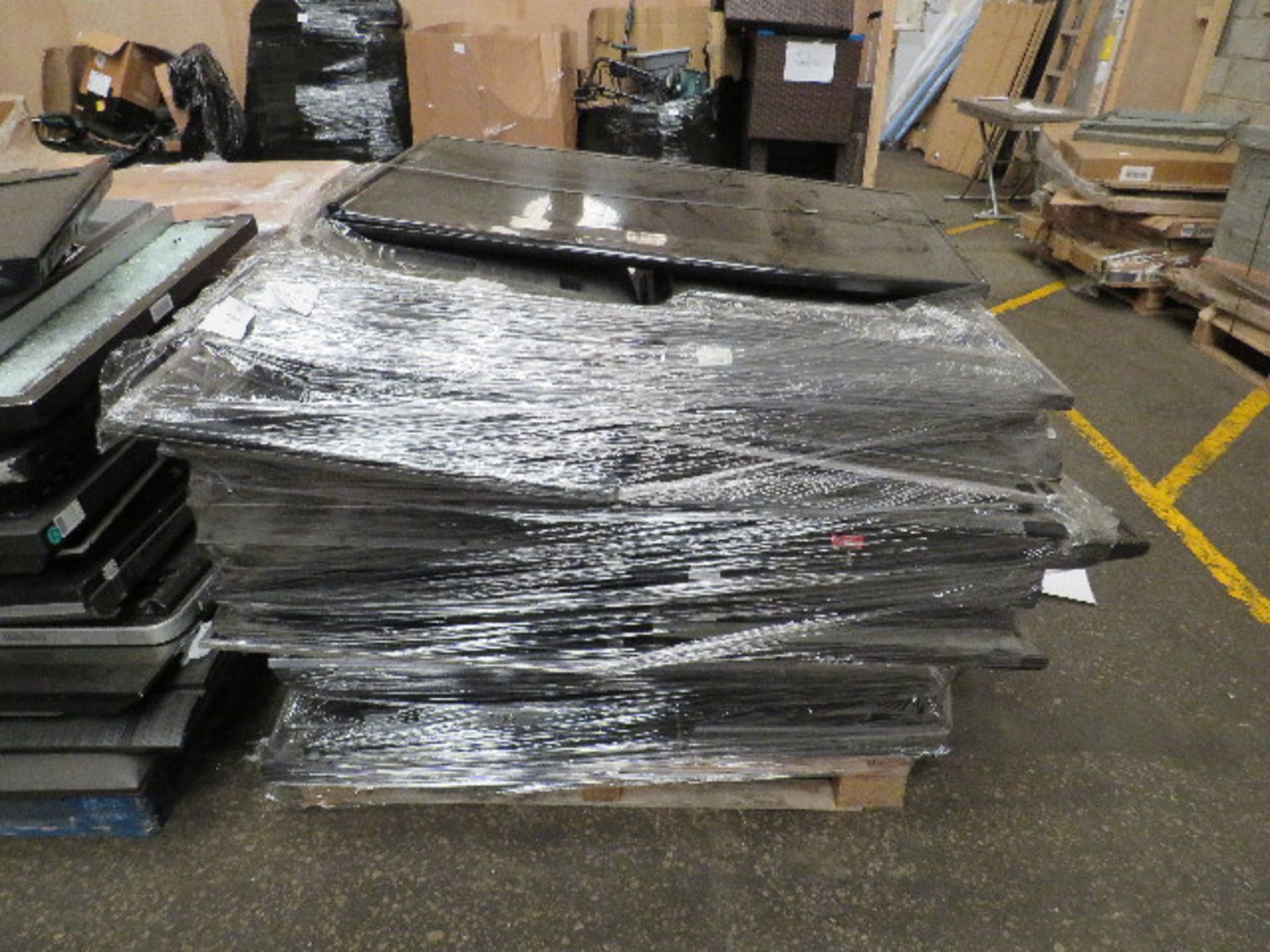 1X Pallet Containing 23x Salvage Smashed Tv From Samsung, Sony and many more highend Brands - All