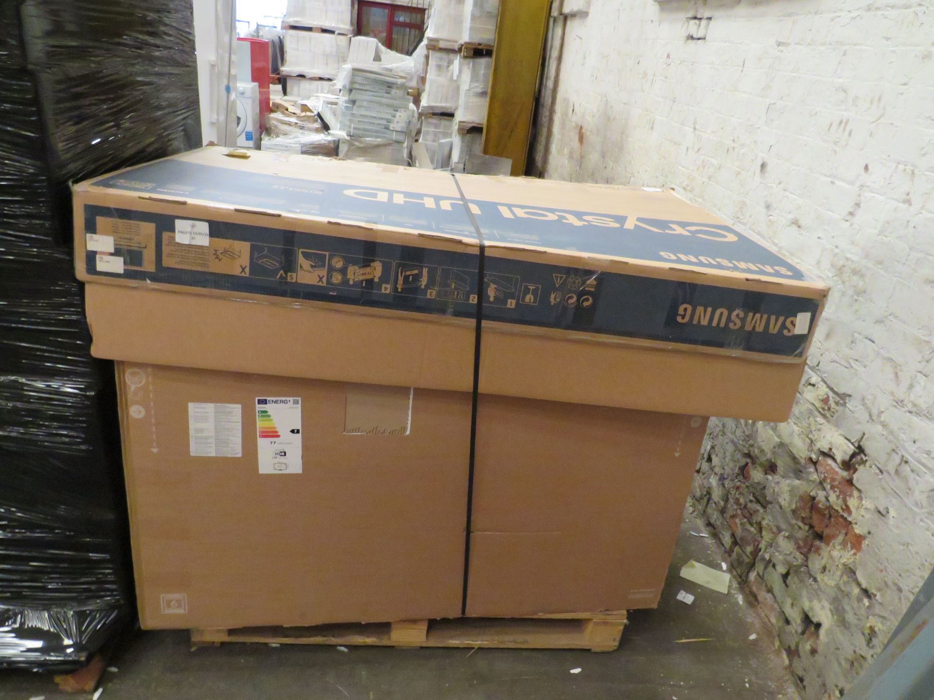 Pallet of 6x samsung smashed screen Tv's models include Q60b and AU7100