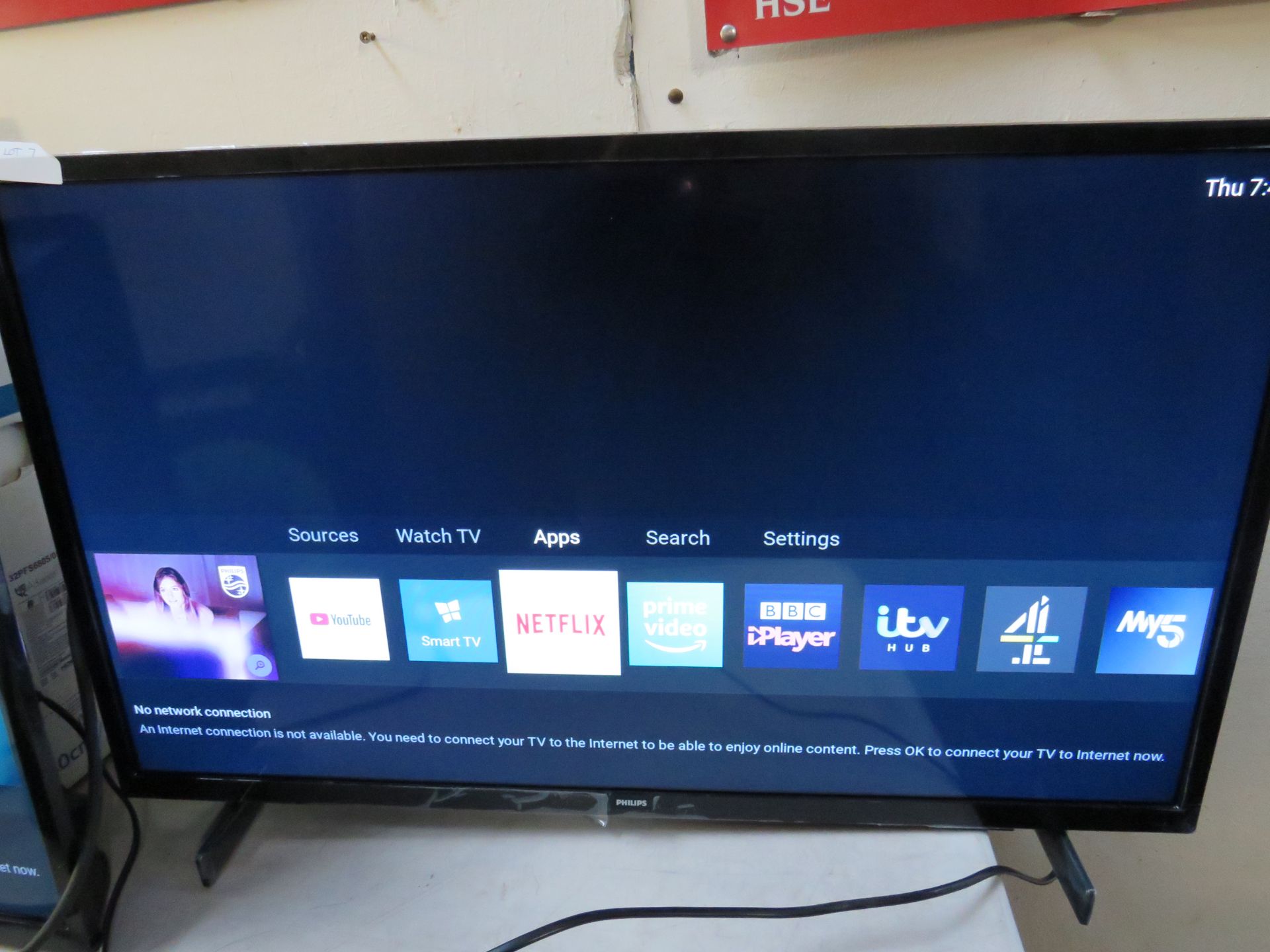 Philips 32PFS6805 32 inch HDR Smart LED TV 1080p HD Freeview PLU408321 powers and displays a