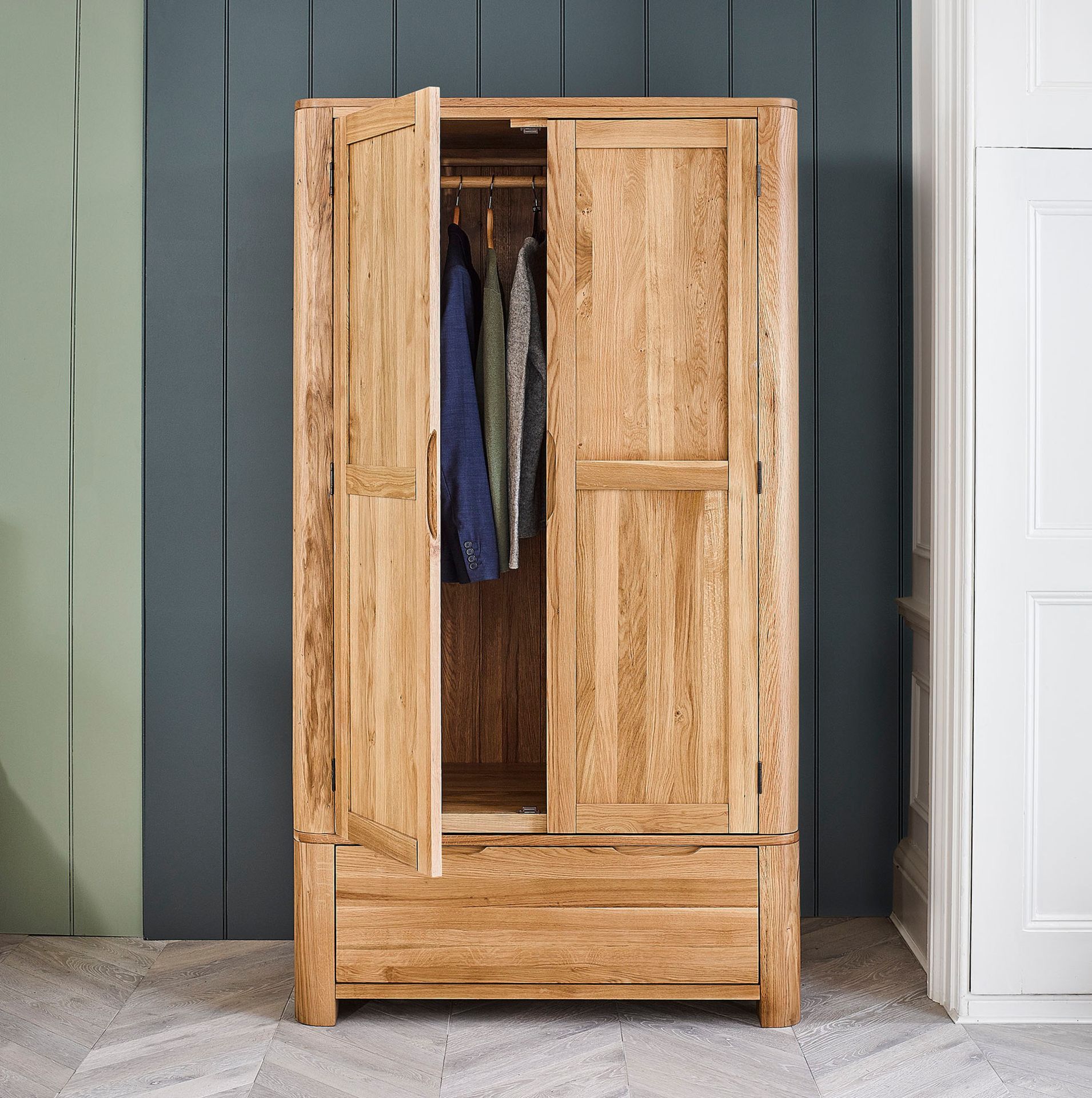 Oak Furnitureland Romsey Natural Solid Oak Double Wardrobe RRP 699.99 The Romsey double wardrobe - Image 2 of 2