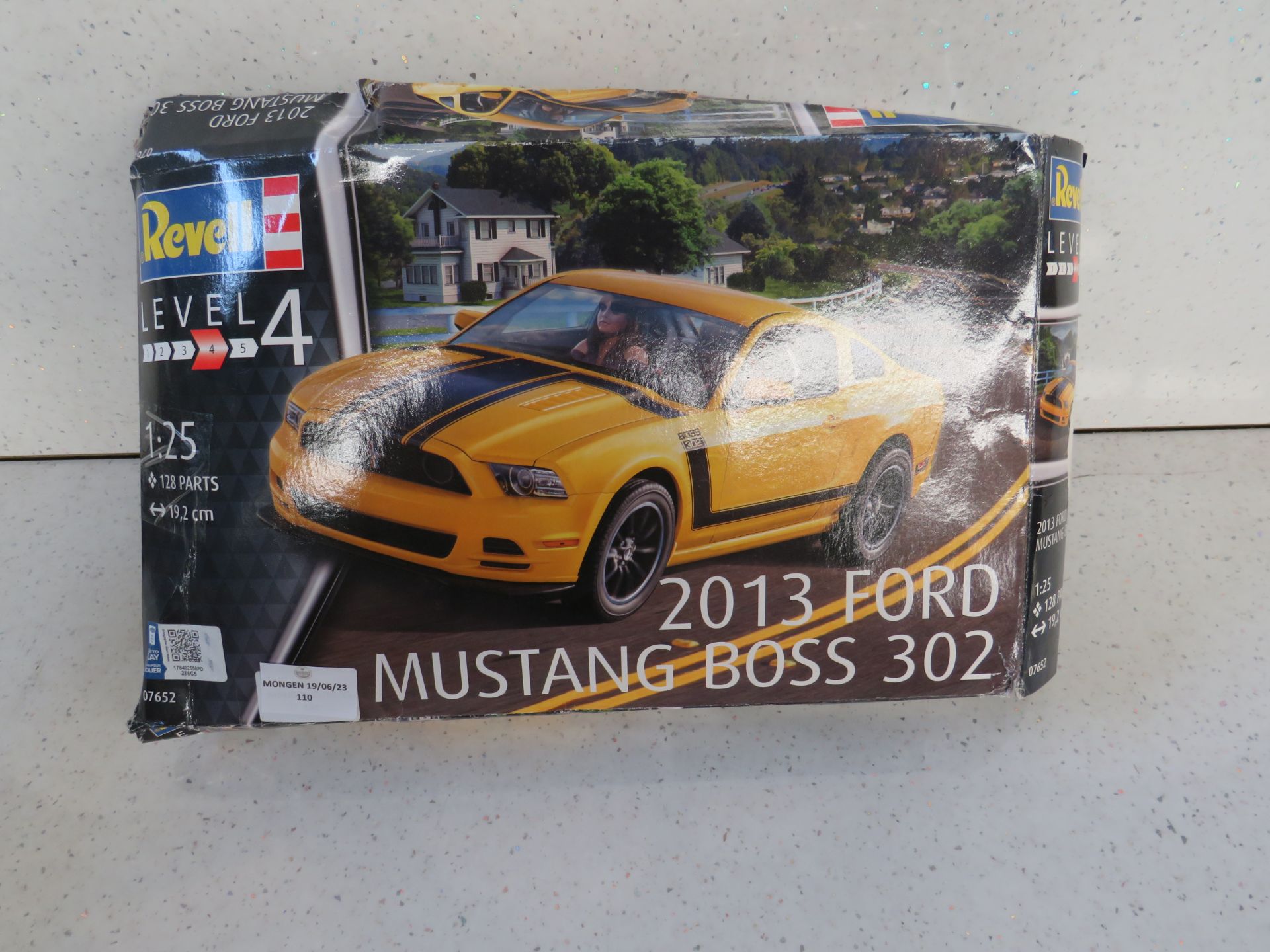 Revell - Level-4 1:25 Scale 128-Piece 20cm 2013 Ford Mustang Boss 302 Buildset - Unchecked, Box