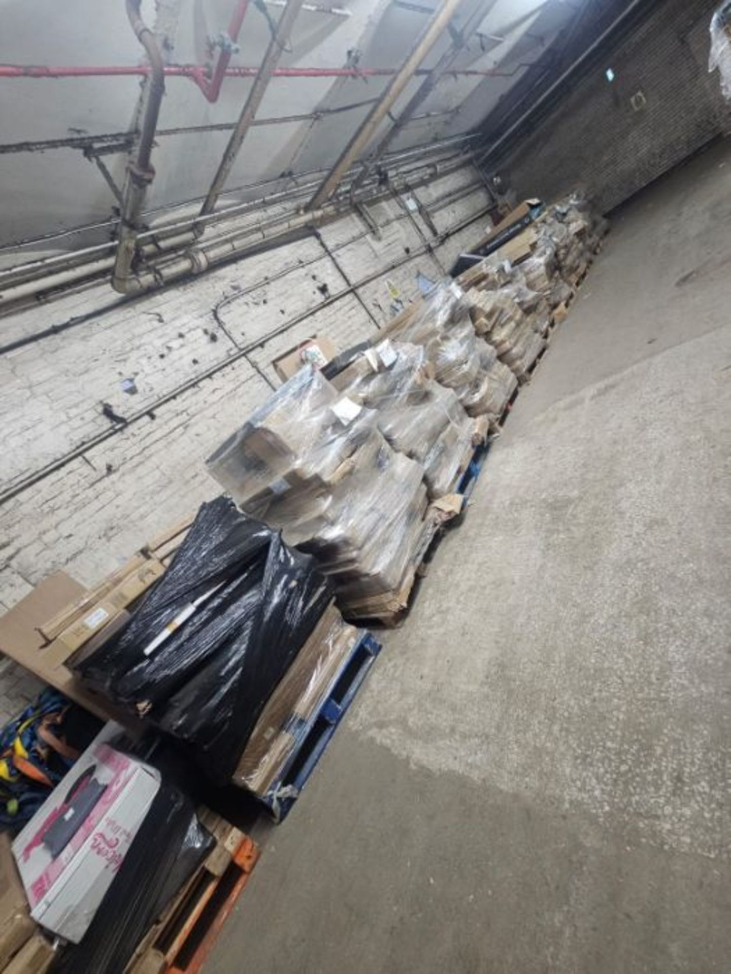 26 pallets (1x 40ft wagon) assorted grade online customer returns, these are unmanifested and - Image 16 of 24