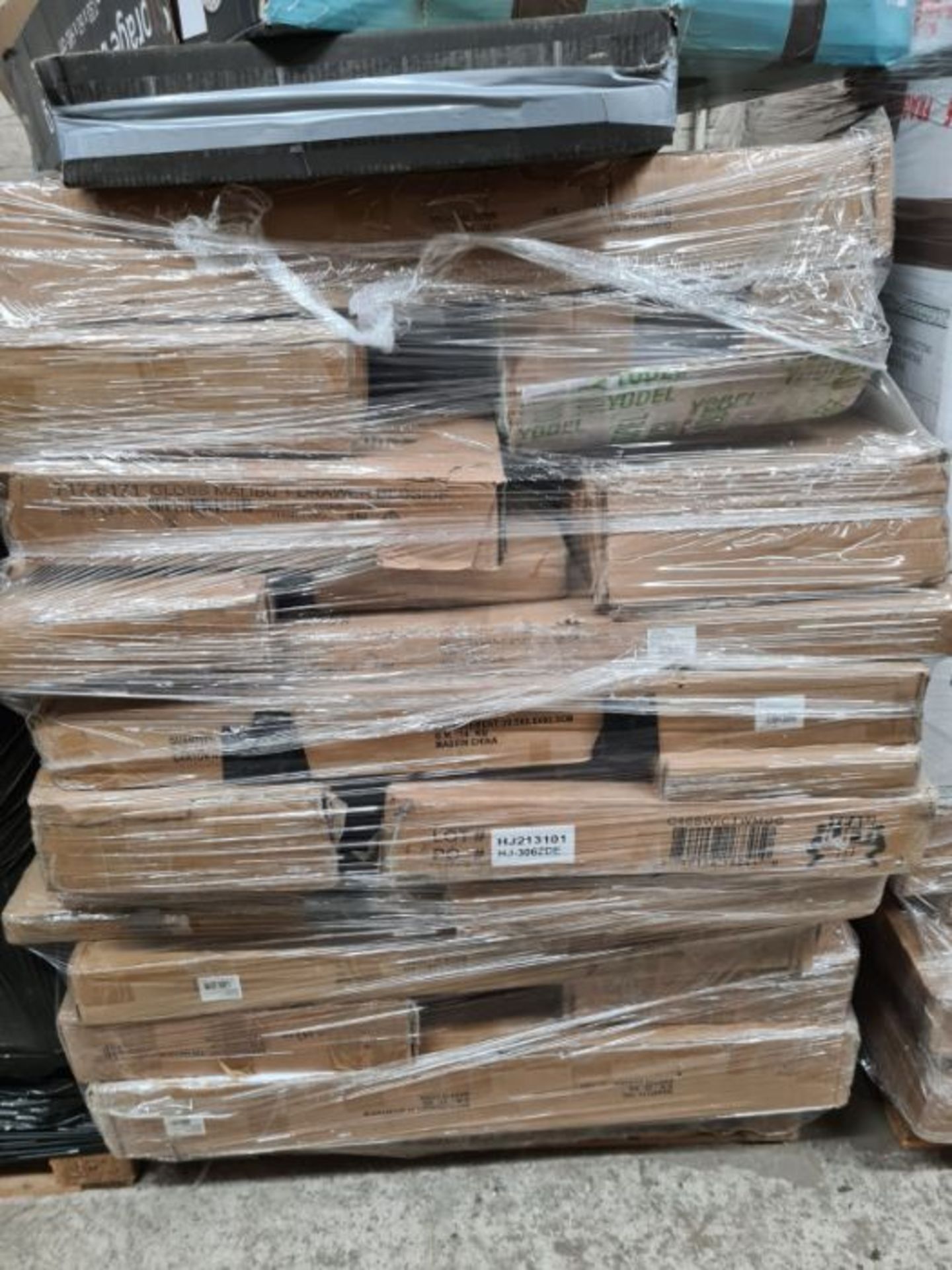 26 pallets (1x 40ft wagon) assorted grade online customer returns, these are unmanifested and - Image 9 of 24