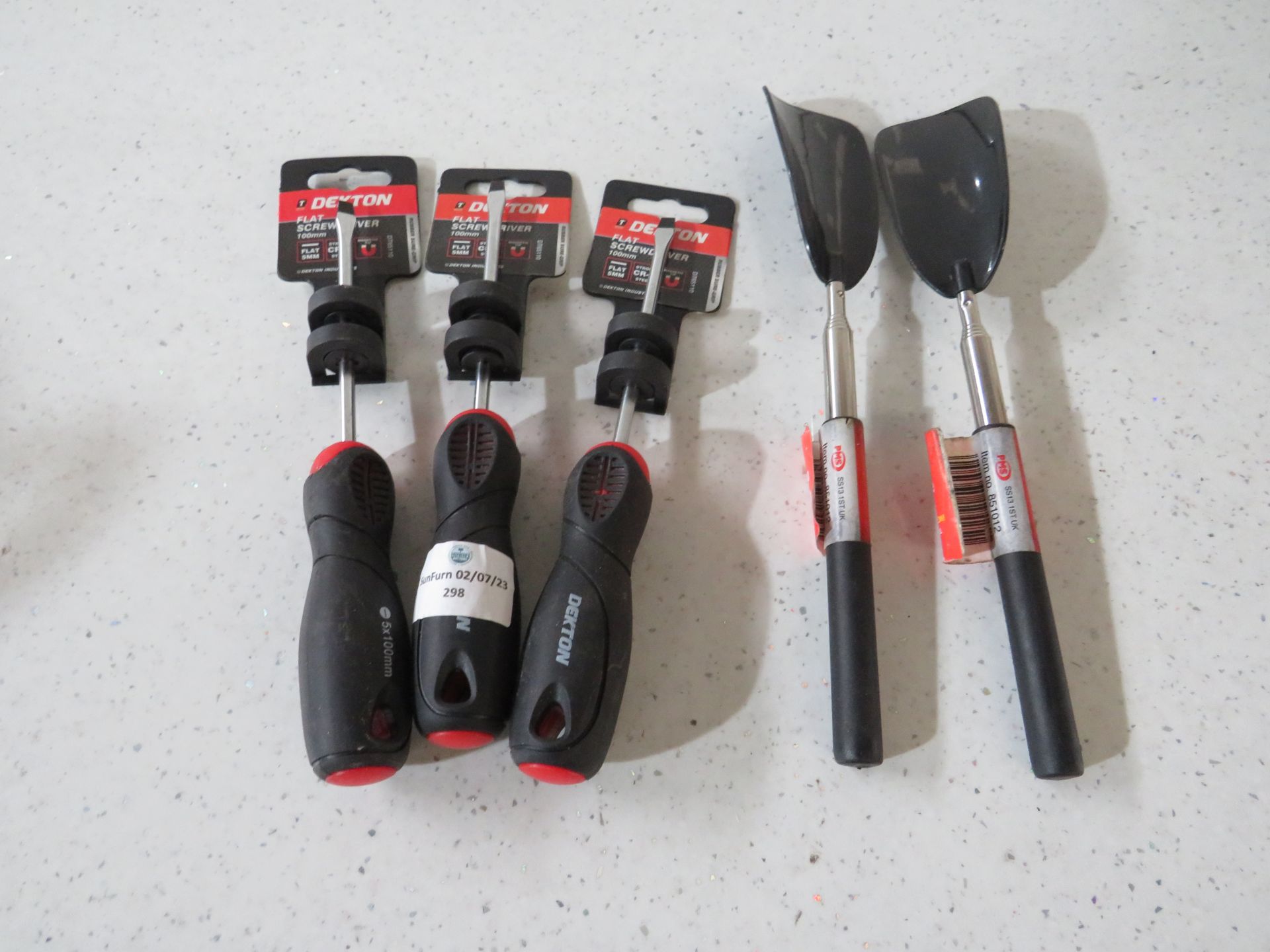 3x Dekton - Flat Screwdriver - Unused. 2x Home - Extendable Shoe Horn - No Packaging.