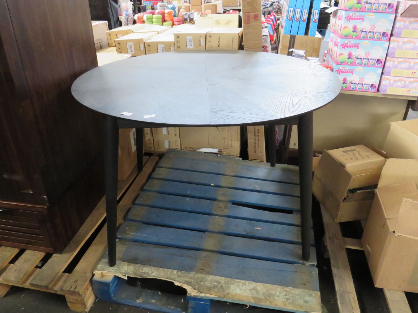 Thursdays Furniture Auction At Low Prices, Containing Tables & Chairs, Coffee Tables, Lamps, And More From The Worlds Biggest Furniture Outlets!