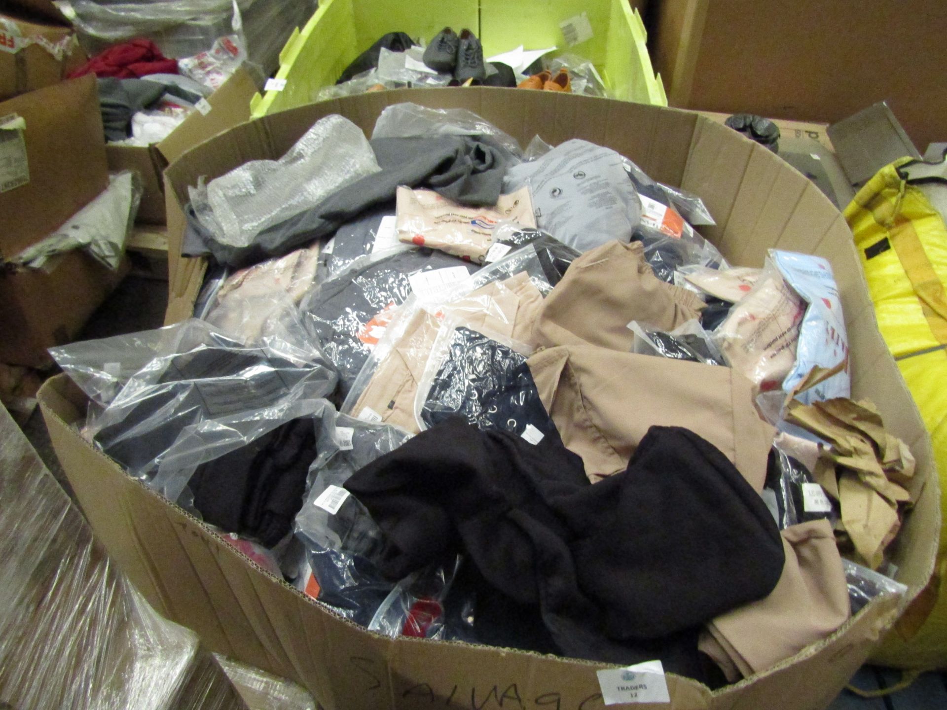 Pallet of approx 400 pieces of new unused Amazon fulfilled clothing, includes tops, hoodies and