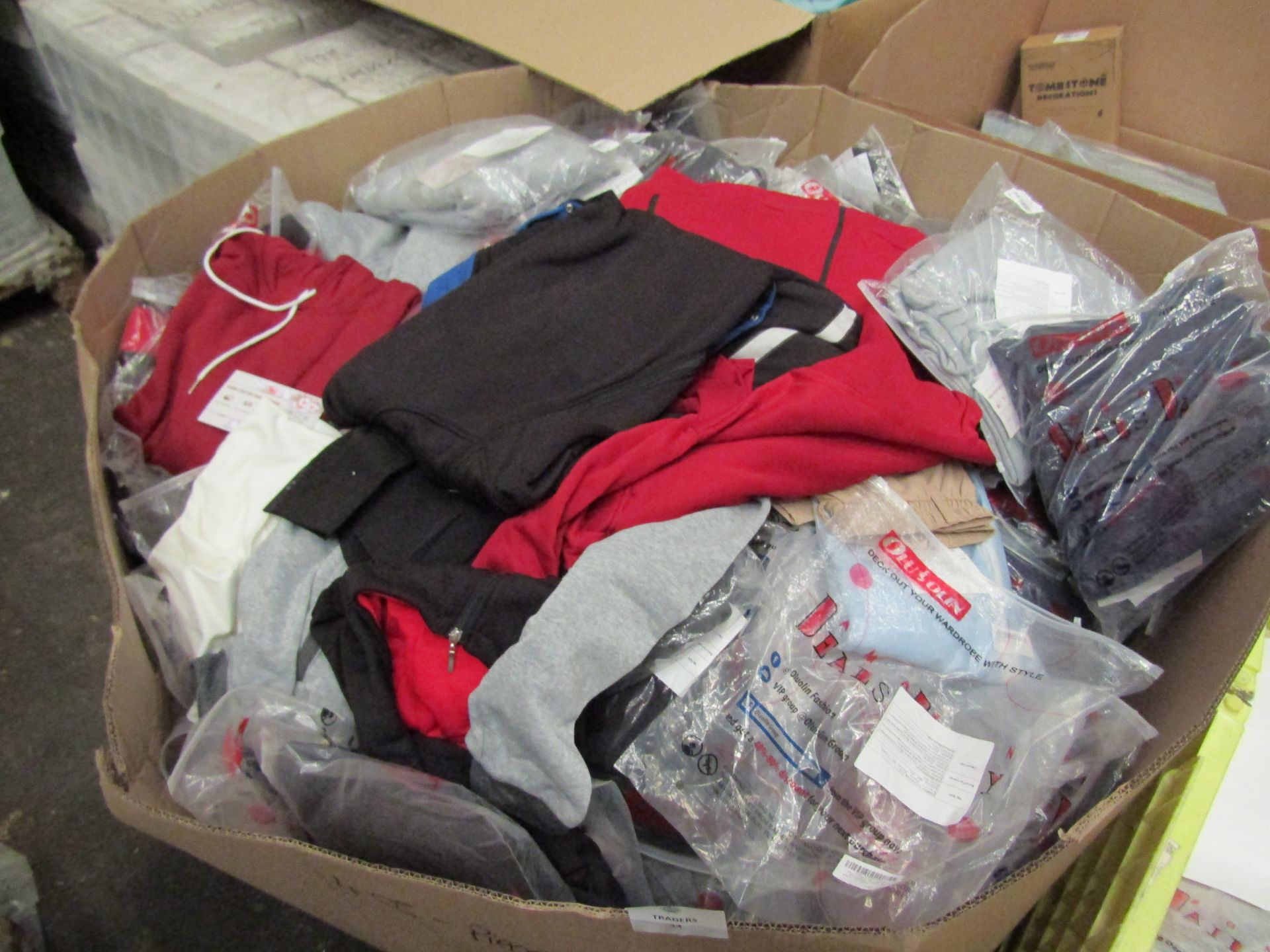 Pallet of approx 405 pieces of new unused Amazon fulfilled clothing, includes tops, hoodies and