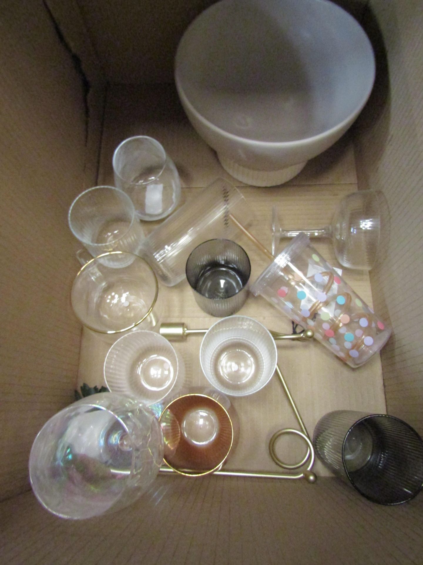 Box Containing Approx 12 Items of Glasswear ( See Image )