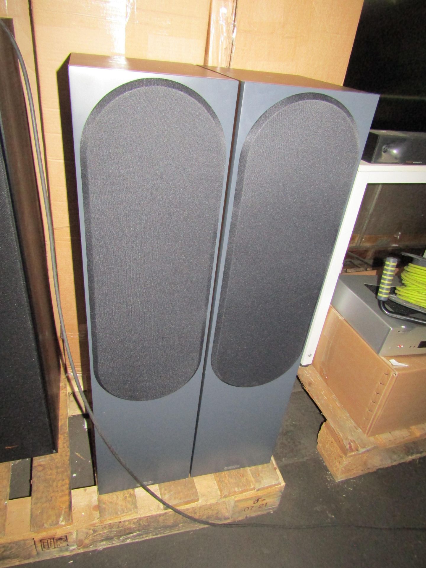 Monitor Audio Bronze 500 Walnut High end, HiFi quality floortstanding loudspeakers (pair), comes