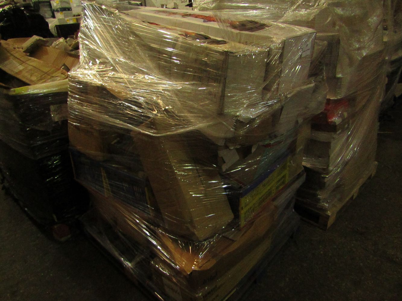 Pallets of returns, end of line and damaged stock