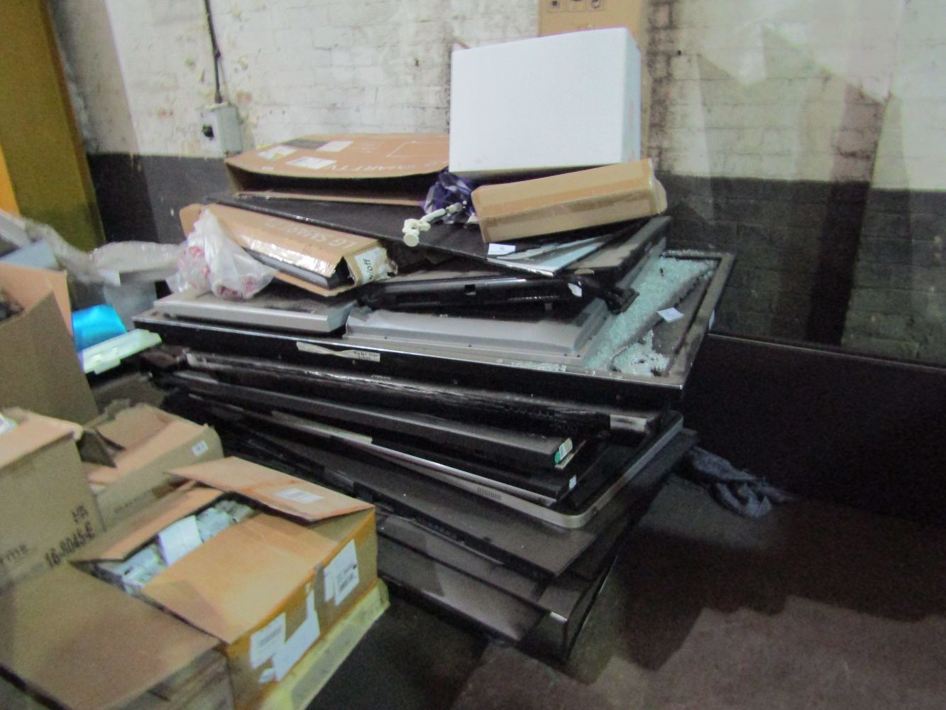 traders pallet auction of Garden Electrical returns
