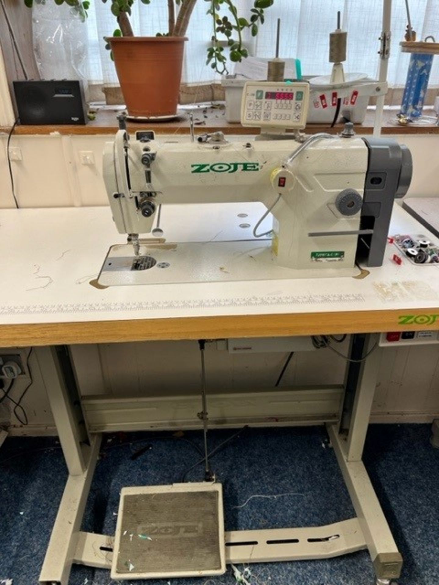 No VAT  Zoje computerised industrial sewing machine, was working up to the closure of the sewing - Image 3 of 4