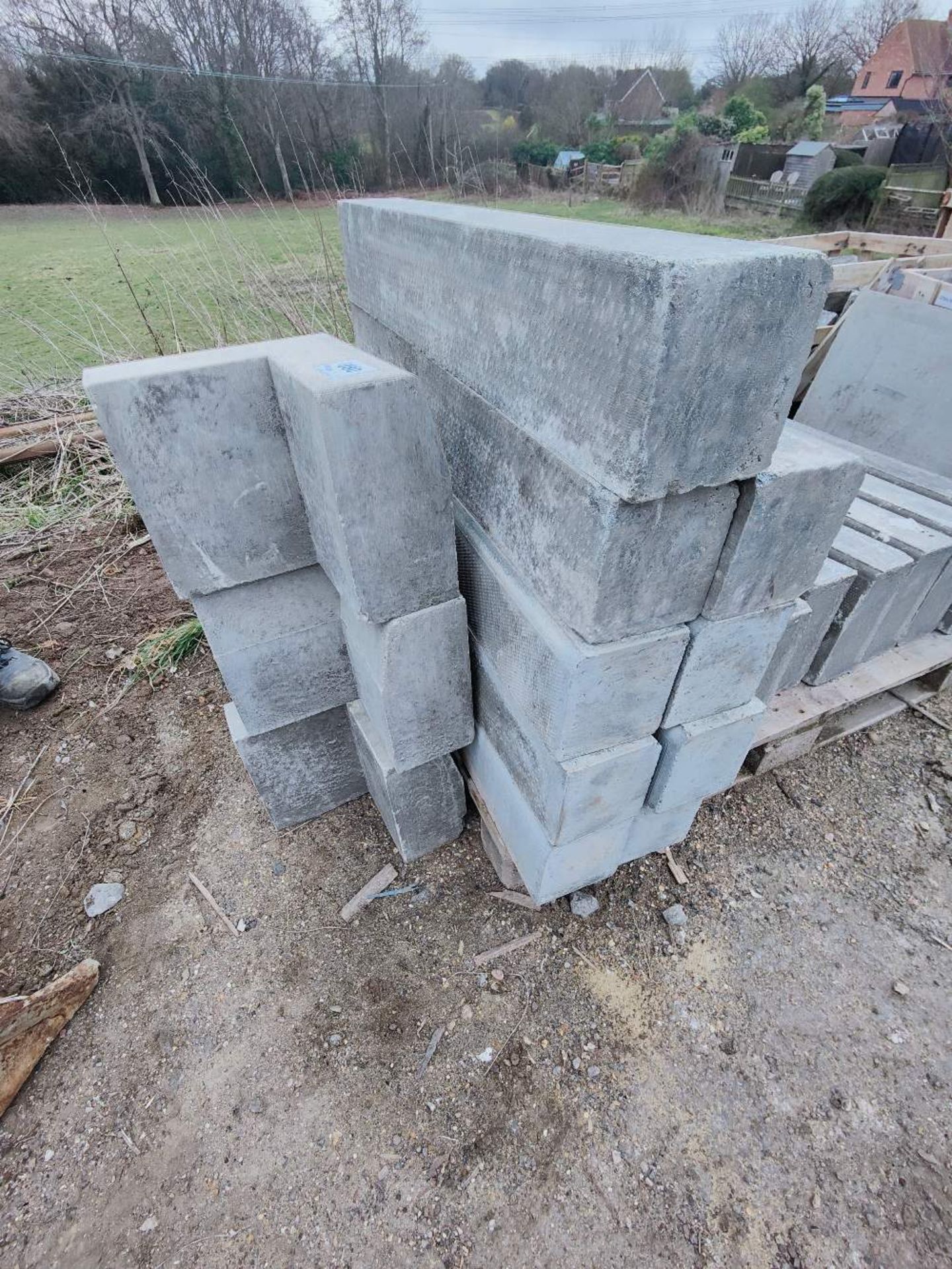 Quantity of various kerb stones, corner blocks and curved blocks, as lotted - Image 4 of 5