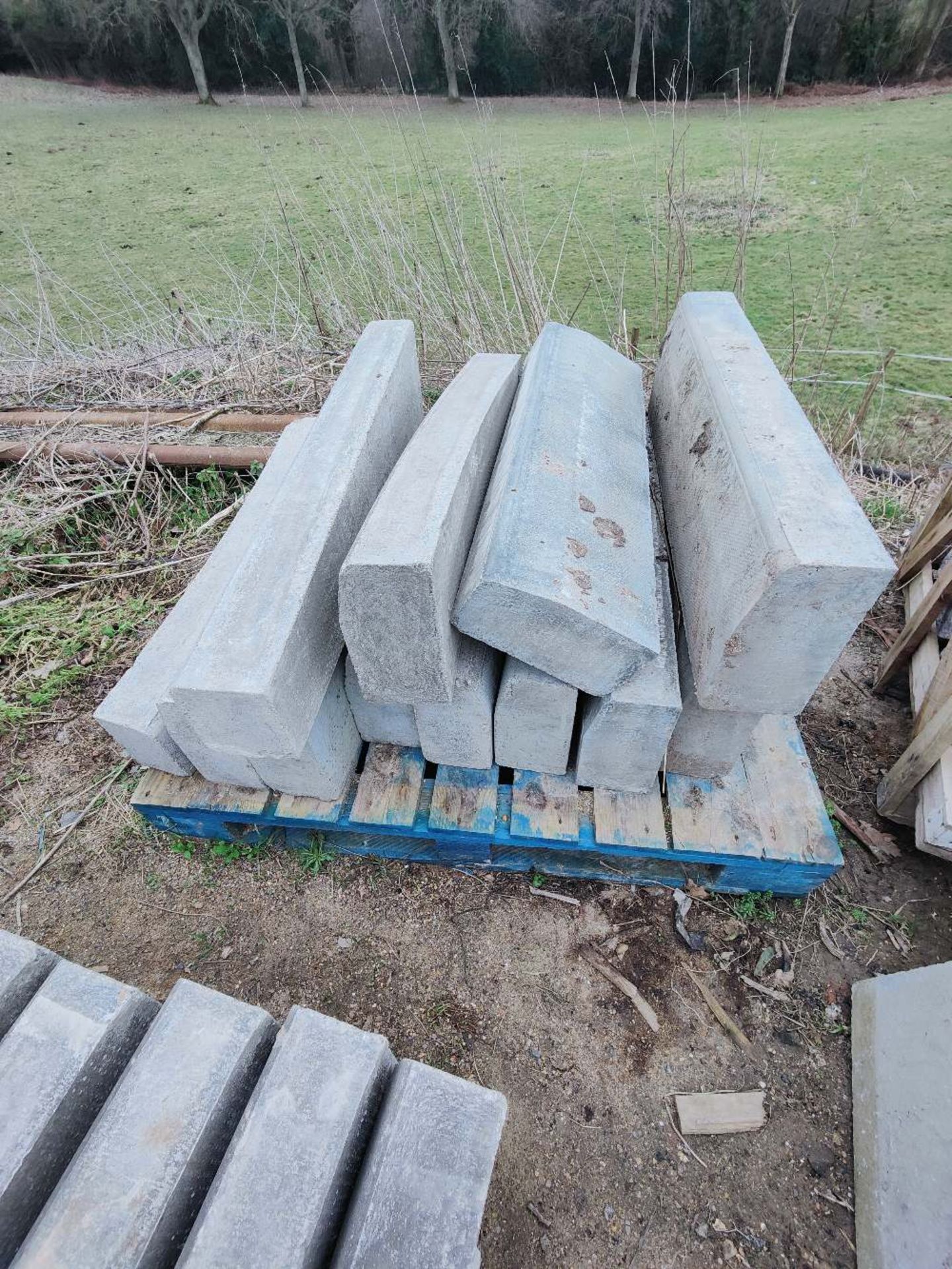 Quantity of various kerb stones, corner blocks and curved blocks, as lotted - Image 3 of 5