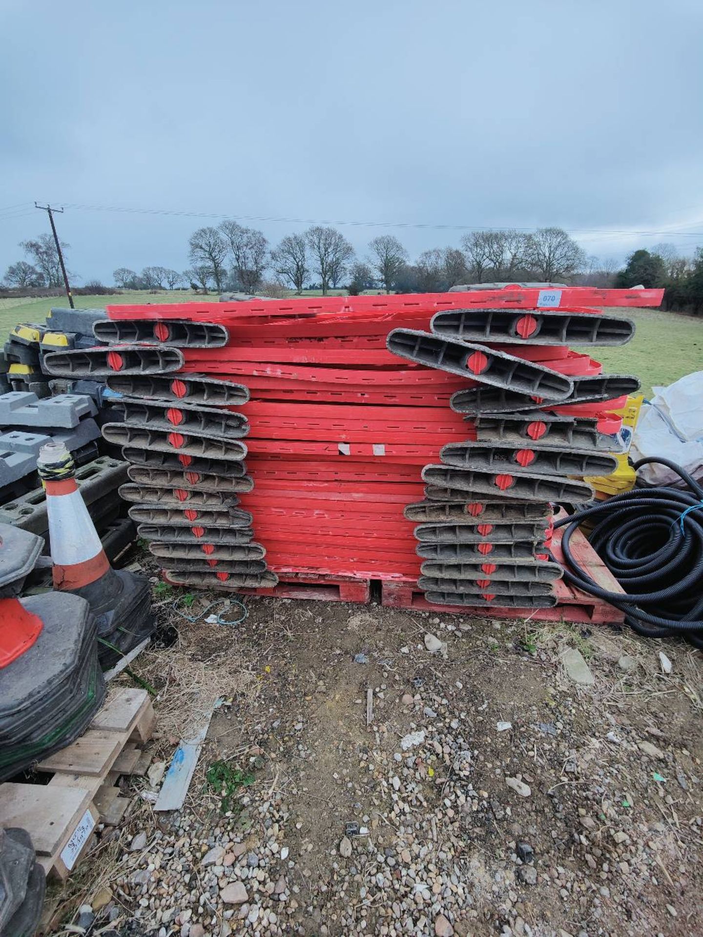 (25) Plastic safety barriers