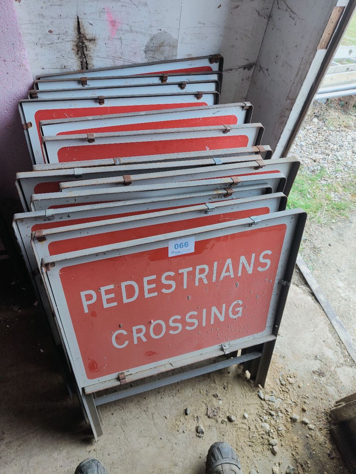 (13) Pedestrian crossing/pedestrian arrow signs