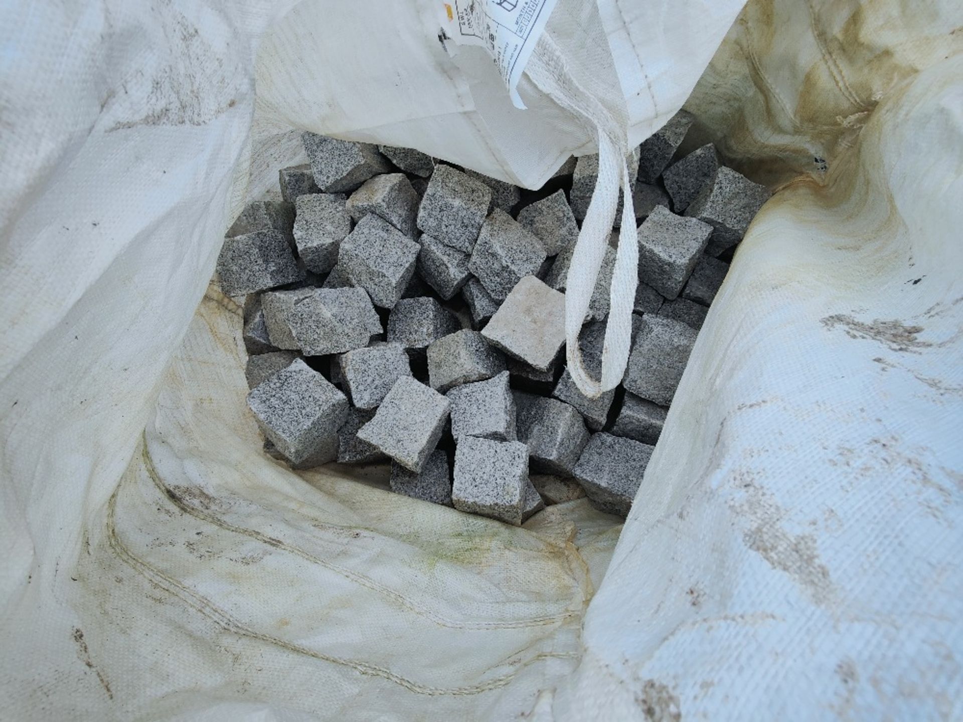 (11) bags of partially used bags of paving blocks - Image 4 of 9