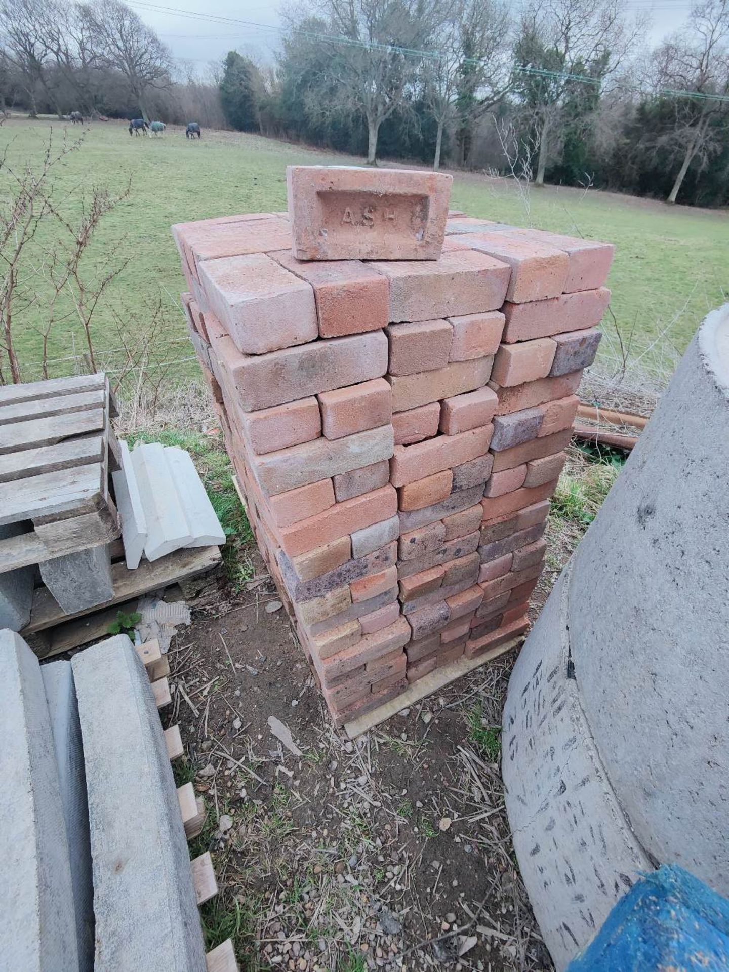 Quantity of clay bricks, as lotted - Image 2 of 3