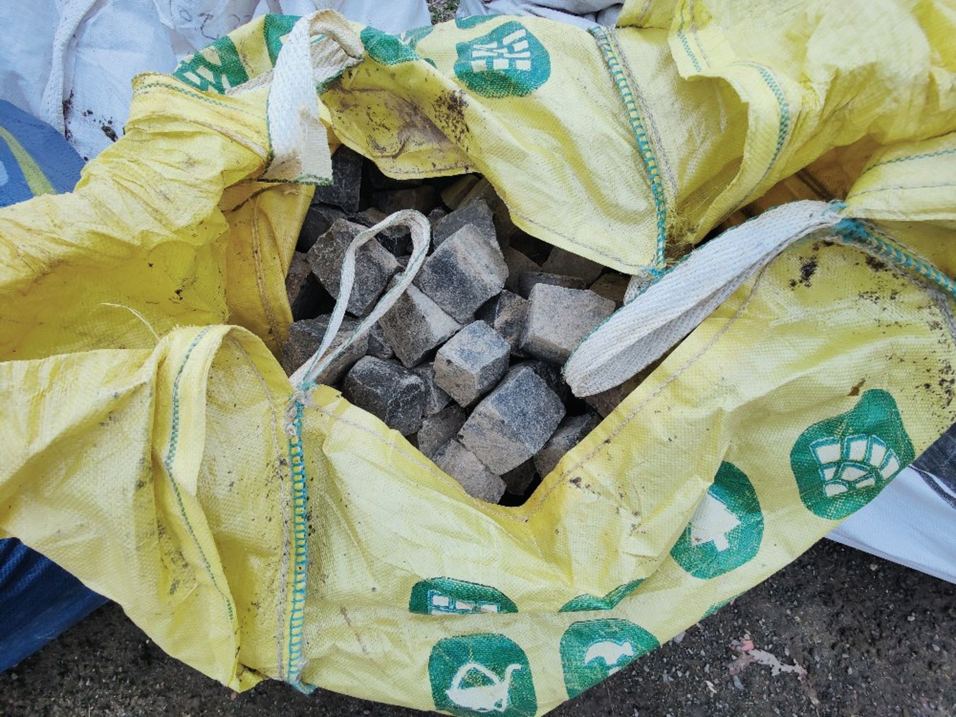 (11) bags of partially used bags of paving blocks - Image 7 of 9