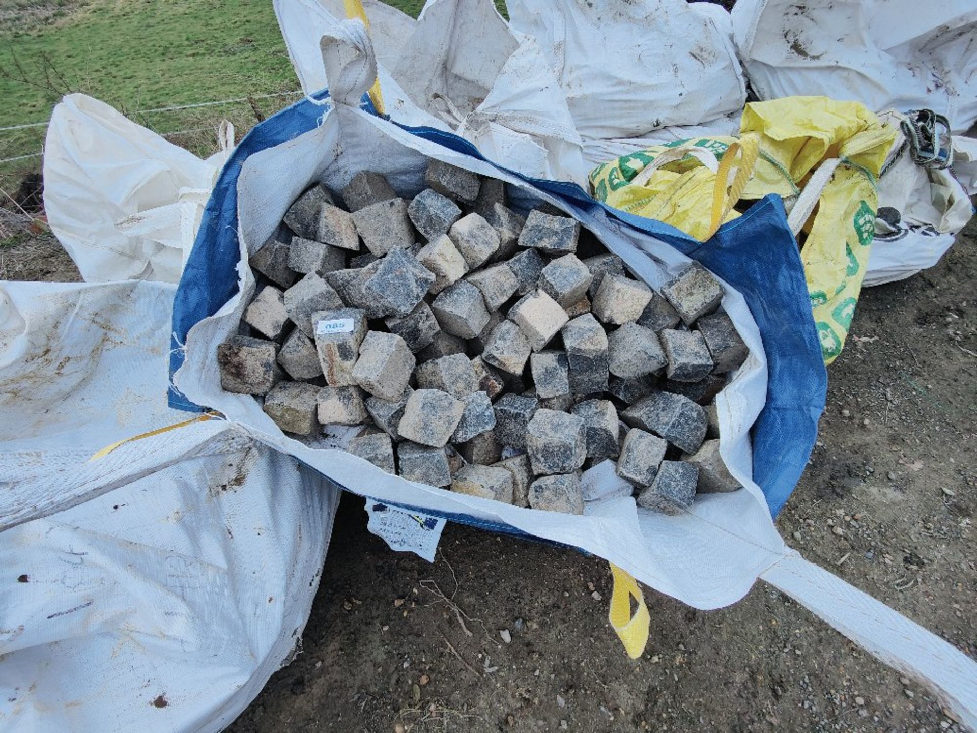 (11) bags of partially used bags of paving blocks - Image 2 of 9