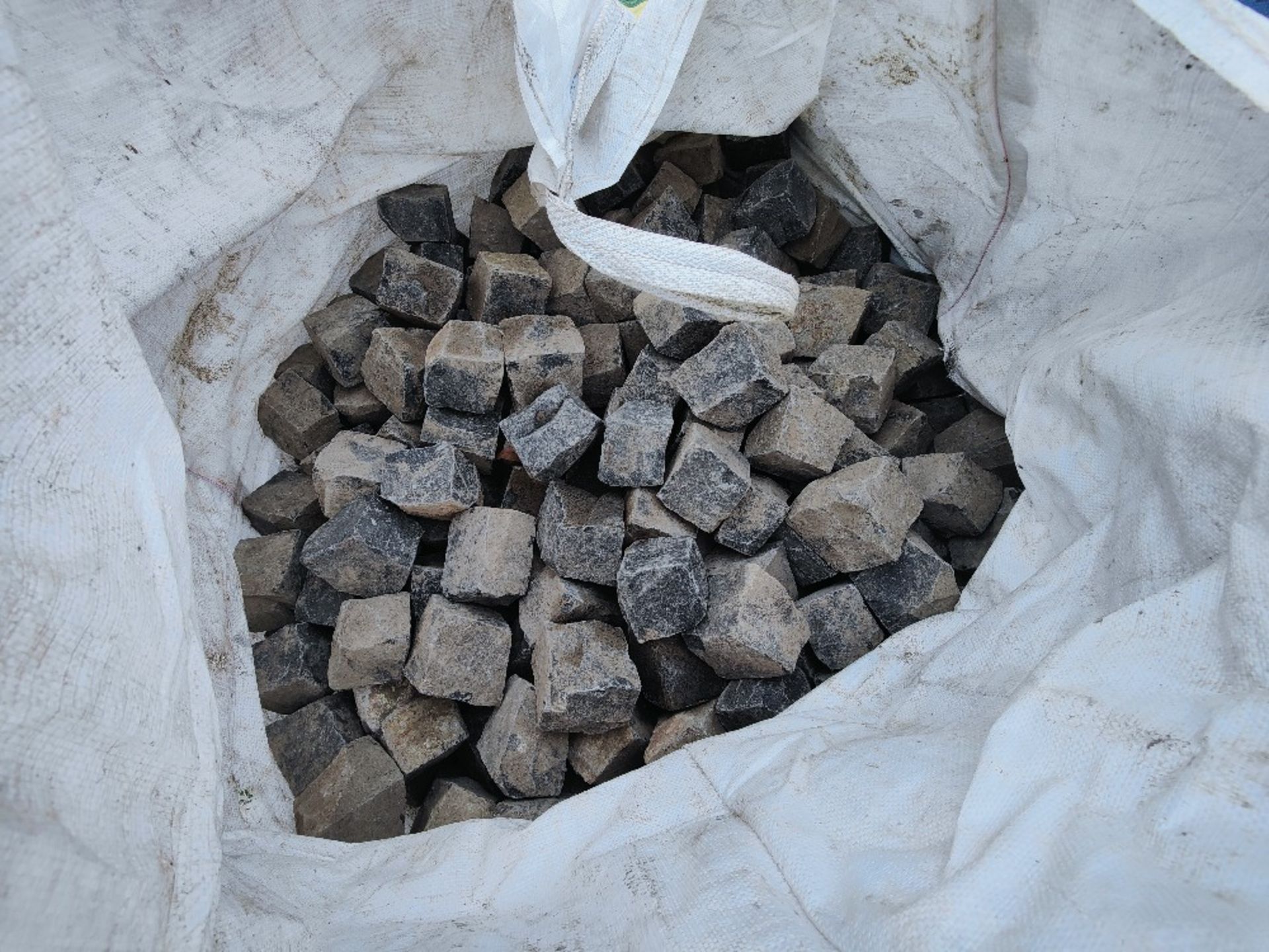 (11) bags of partially used bags of paving blocks - Image 6 of 9