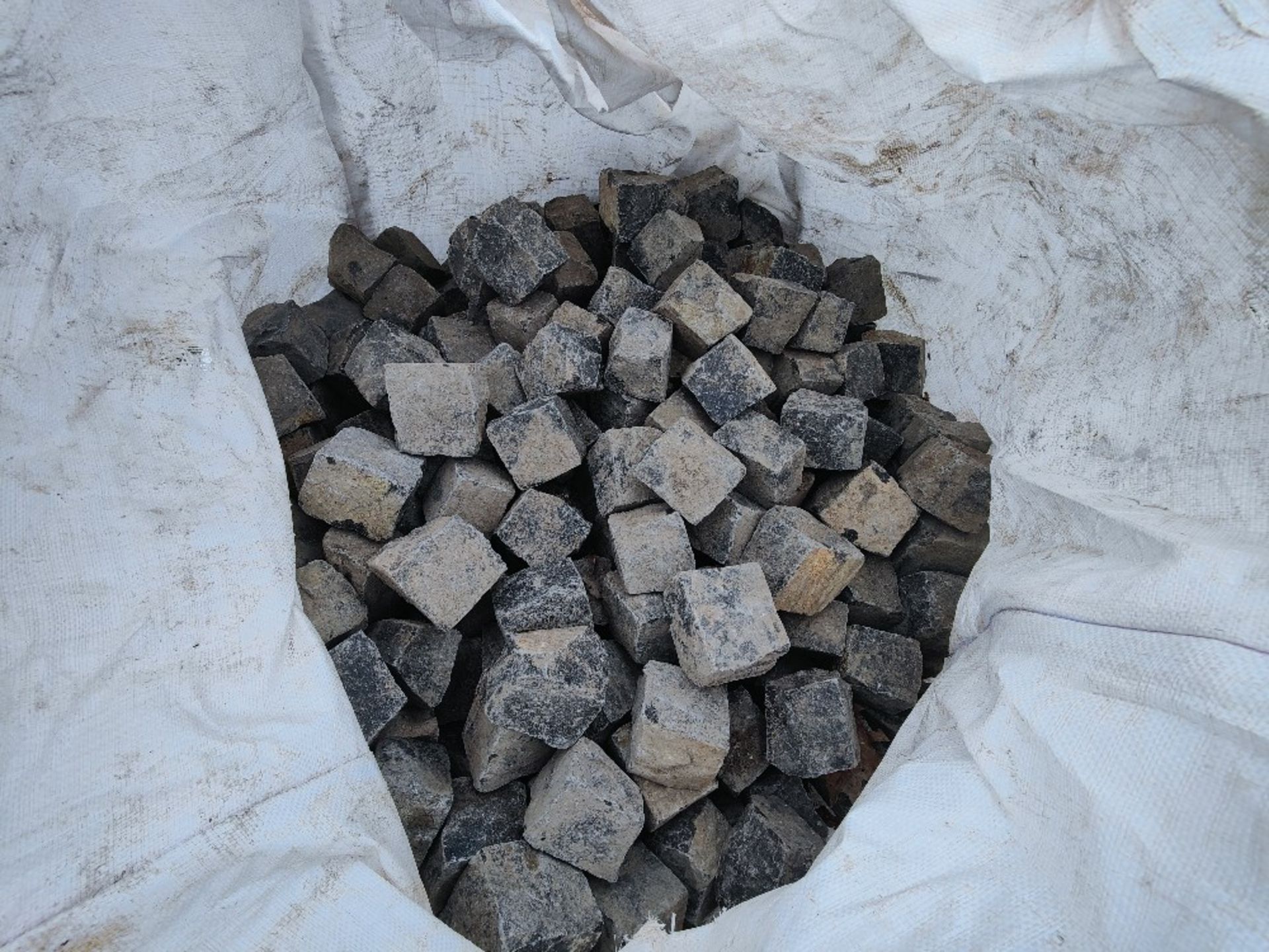 (11) bags of partially used bags of paving blocks - Image 5 of 9