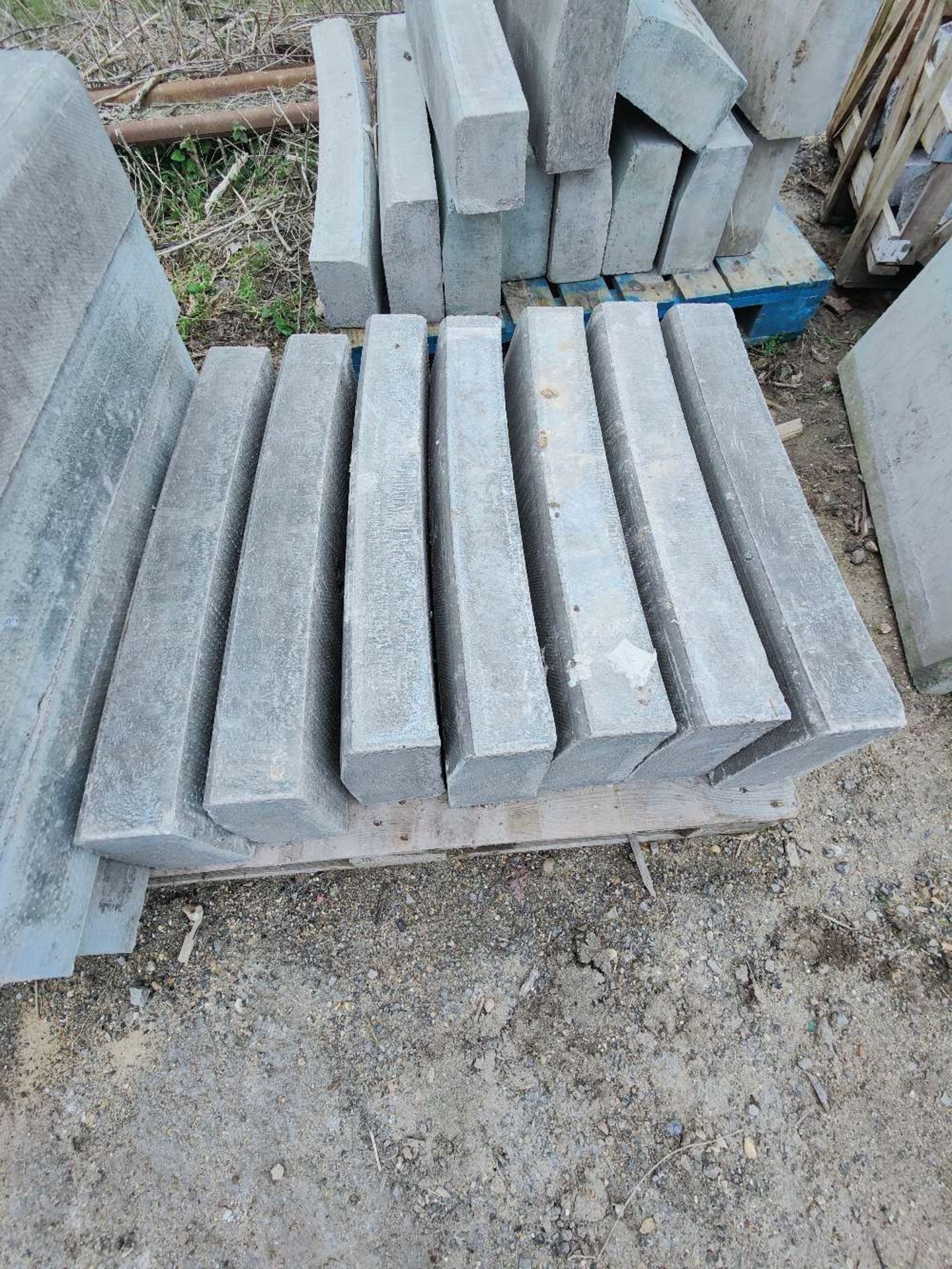 Quantity of various kerb stones, corner blocks and curved blocks, as lotted - Image 2 of 5