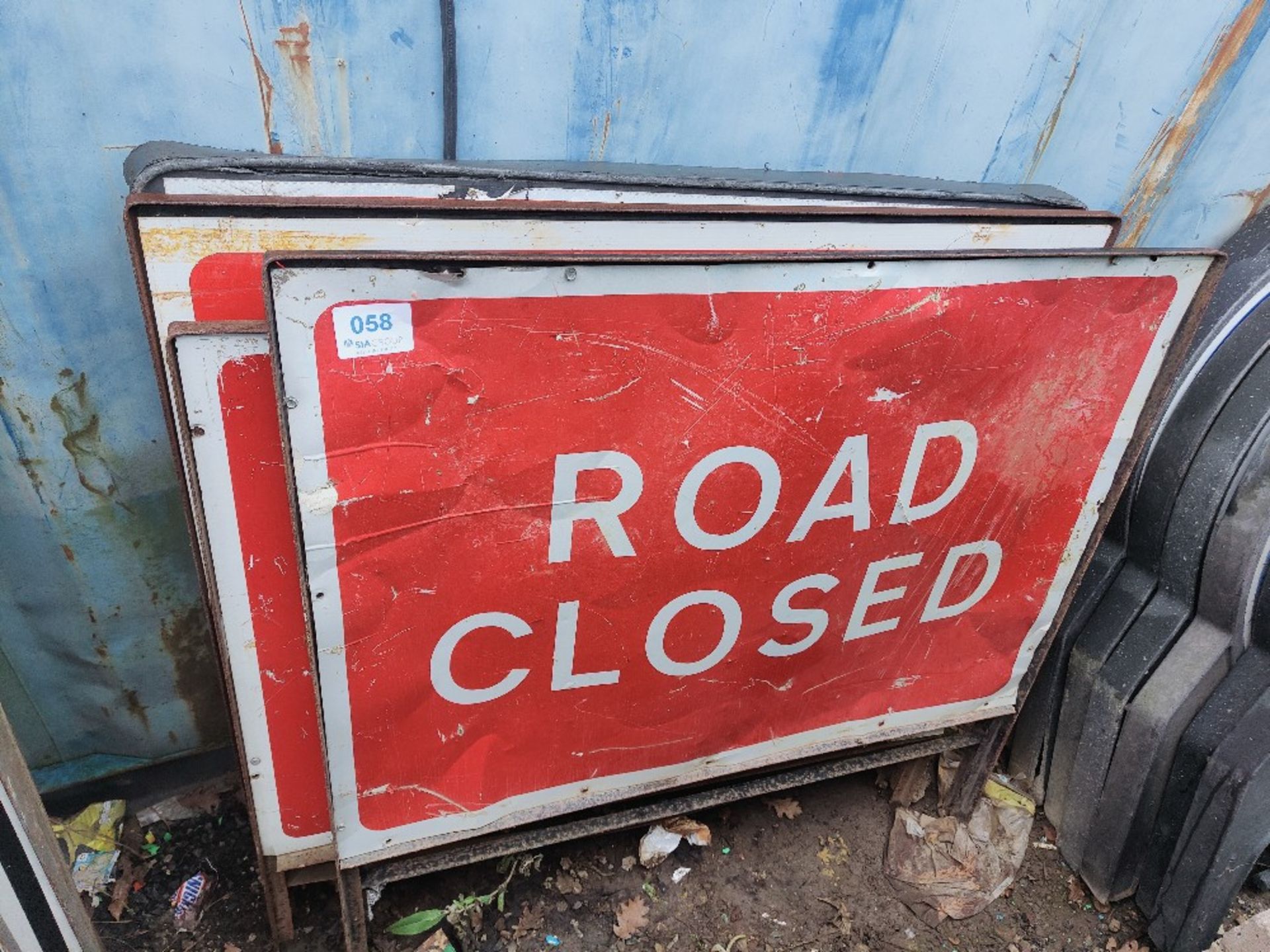 (4) Road closed traffic signs