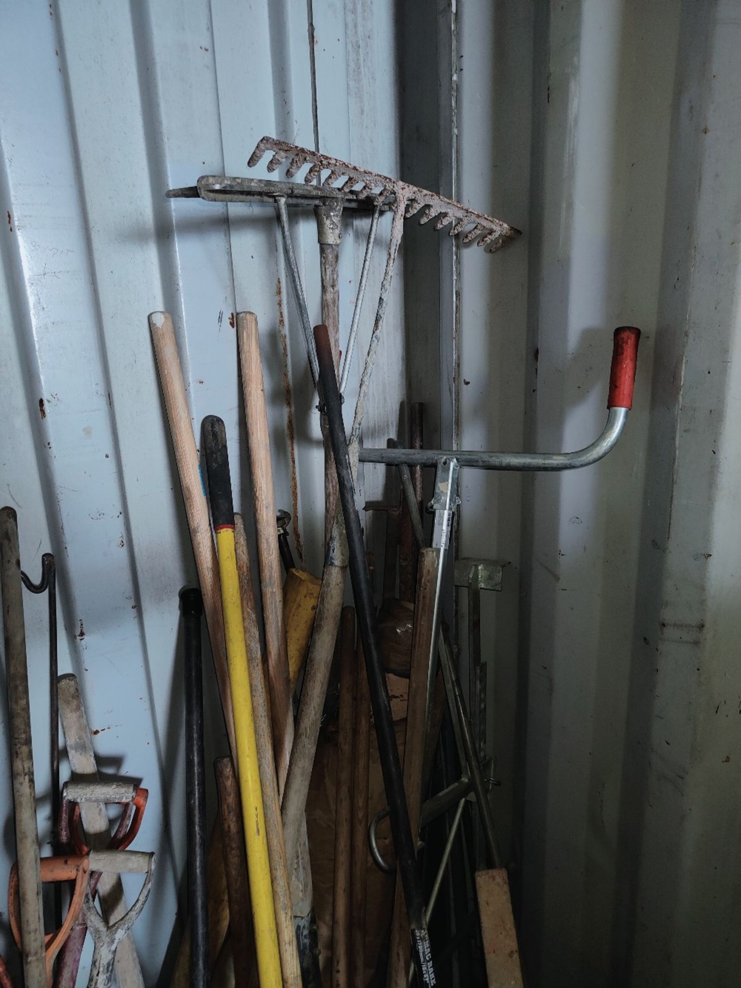 Large quantity of garden/hand tools, to include spades, shovels, rakes, sledge hemmers etc. - Image 4 of 4