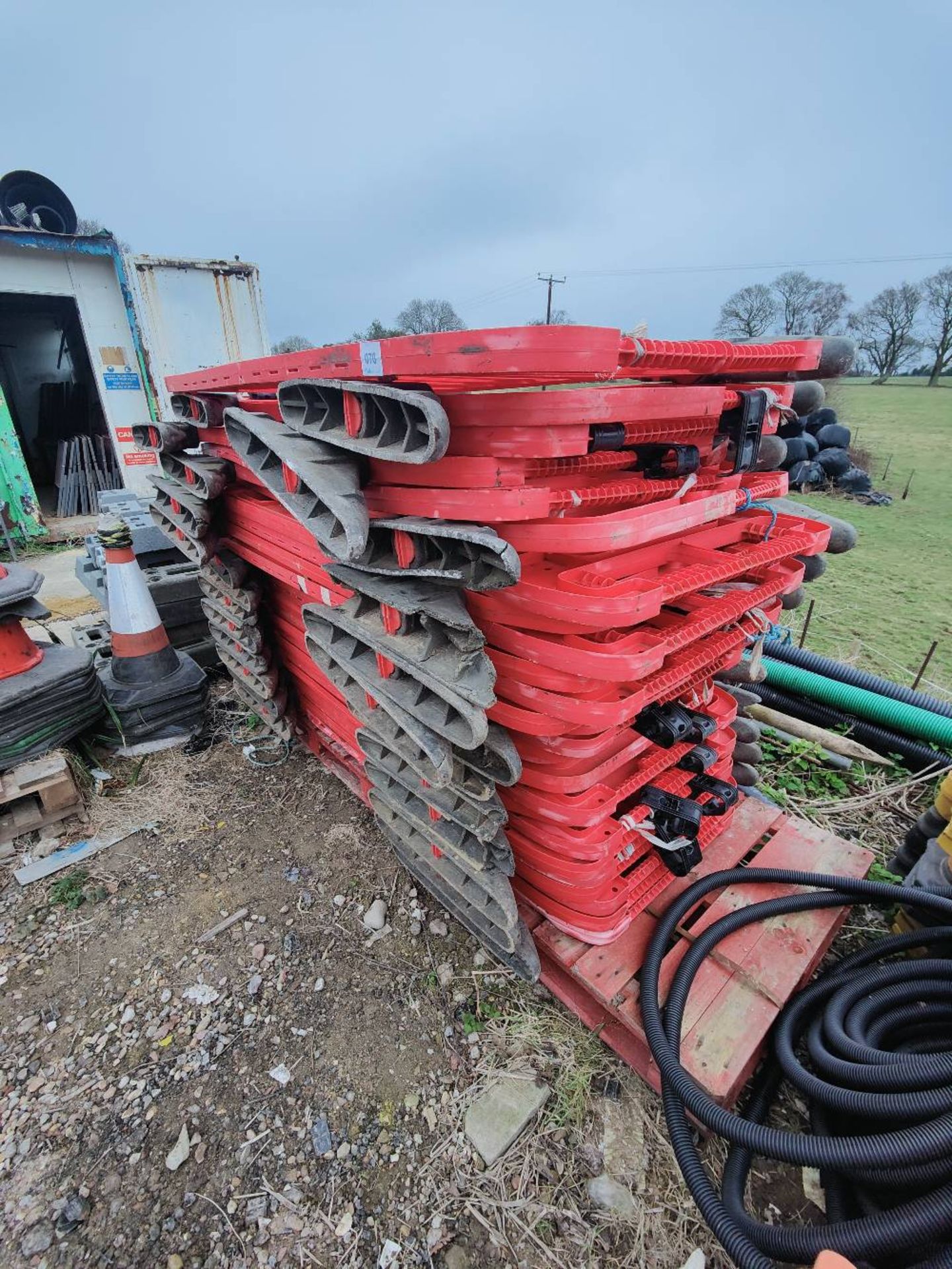 (25) Plastic safety barriers - Image 2 of 3